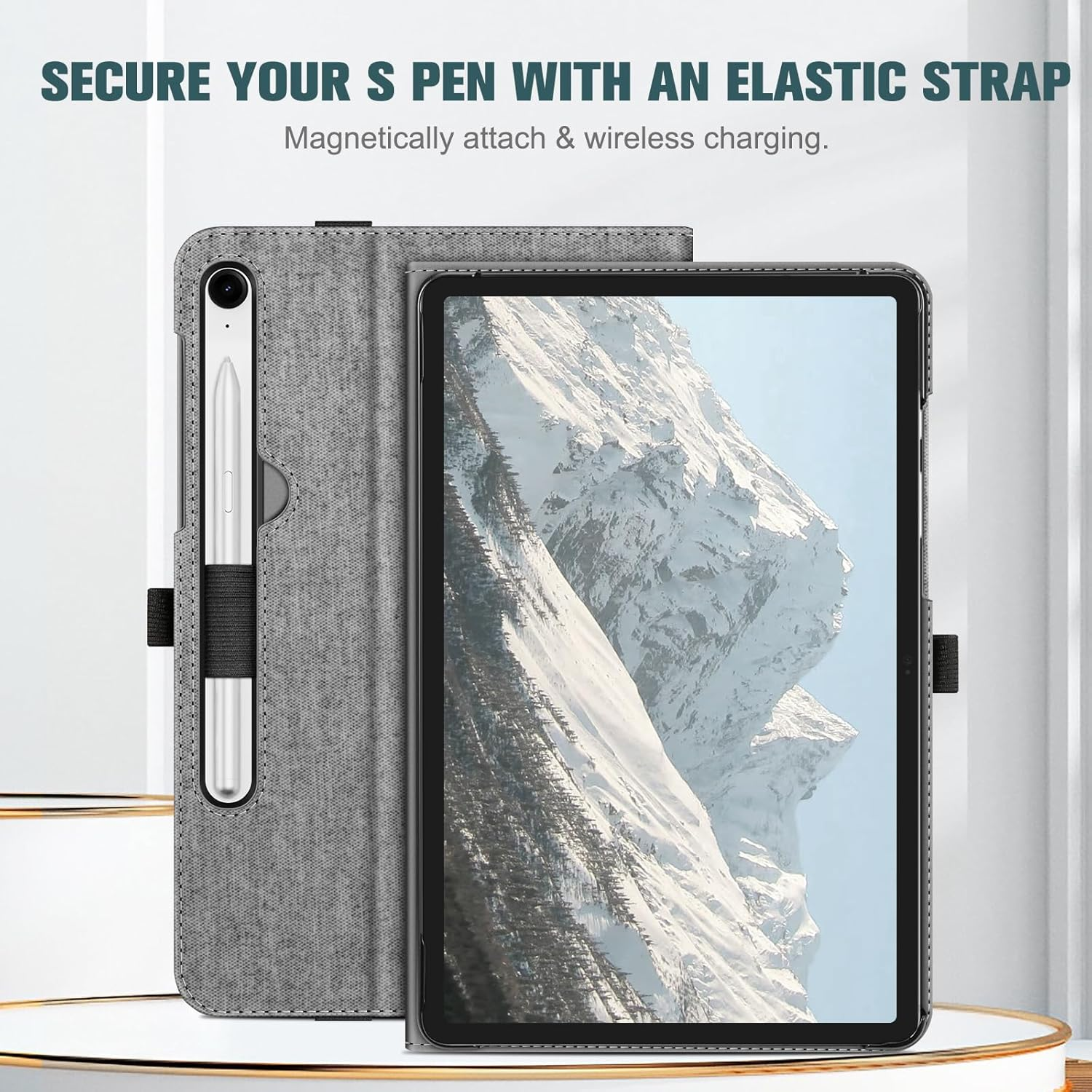 Eine Tablethülle mit einem S Pen, der mit einem elastischen Band befestigt ist. Das Tablet zeigt eine Berglandschaft an, mit Text darüber.
