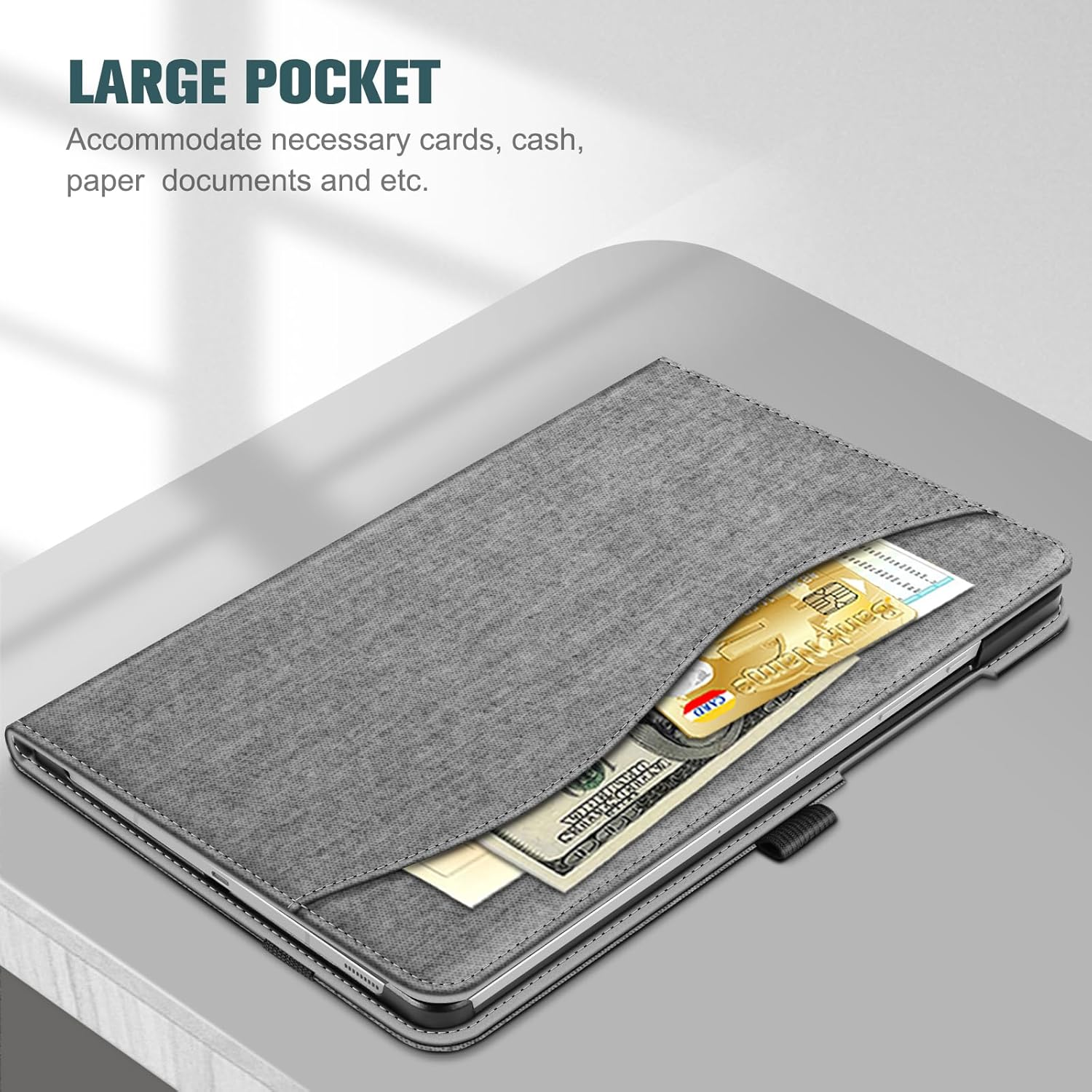 Graue Tablettasche mit großer Tasche, in der sich eine Kreditkarte und ein US-Dollar-Schein befinden. Der Text lautet 'GROSSE TASCHE'.