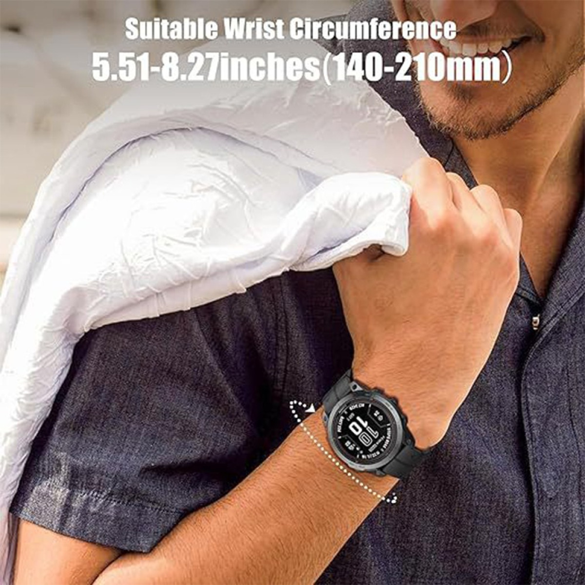 Ein Mann trägt eine schwarze Smartwatch. Die Uhr befindet sich an seinem Handgelenk. Er hält ein weißes Tuch. Text oben: Handgelenkgröße.