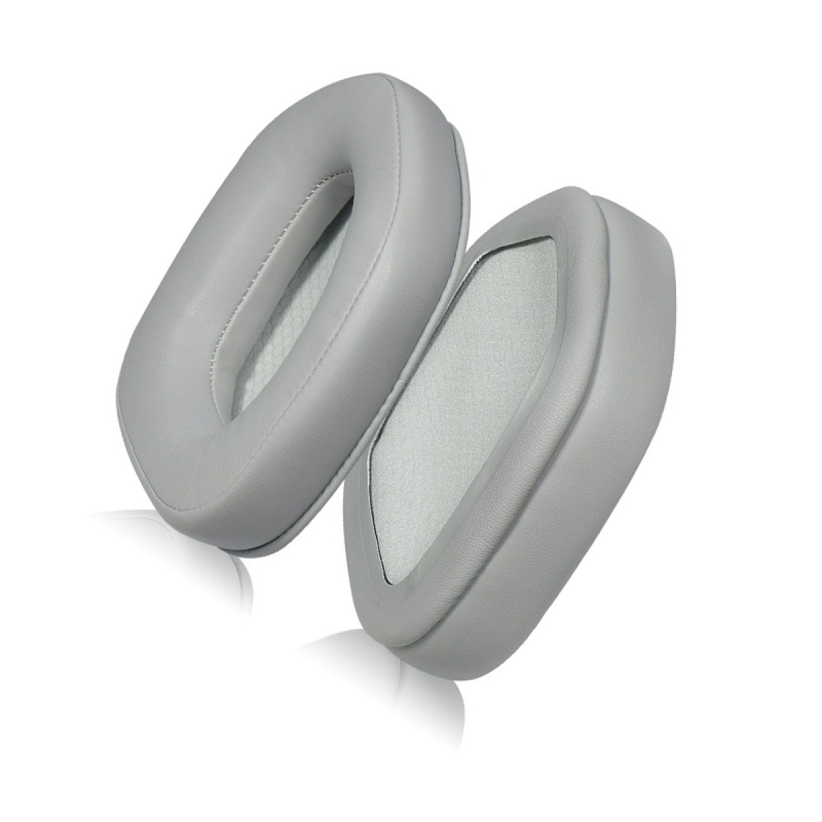 Due cuscinetti auricolari grigi a forma ovale, leggermente inclinati. Sono su sfondo bianco.