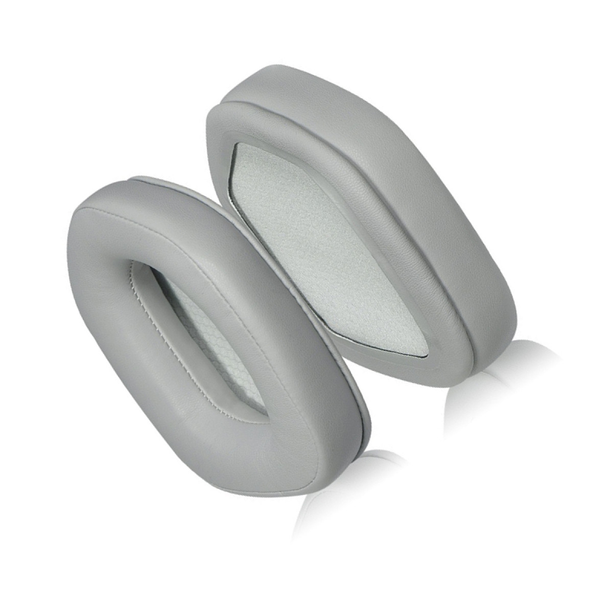Due cuscinetti auricolari grigi per cuffie su sfondo bianco. Uno è più vicino e angolato, mostrando l'interno e l'altro è dietro.