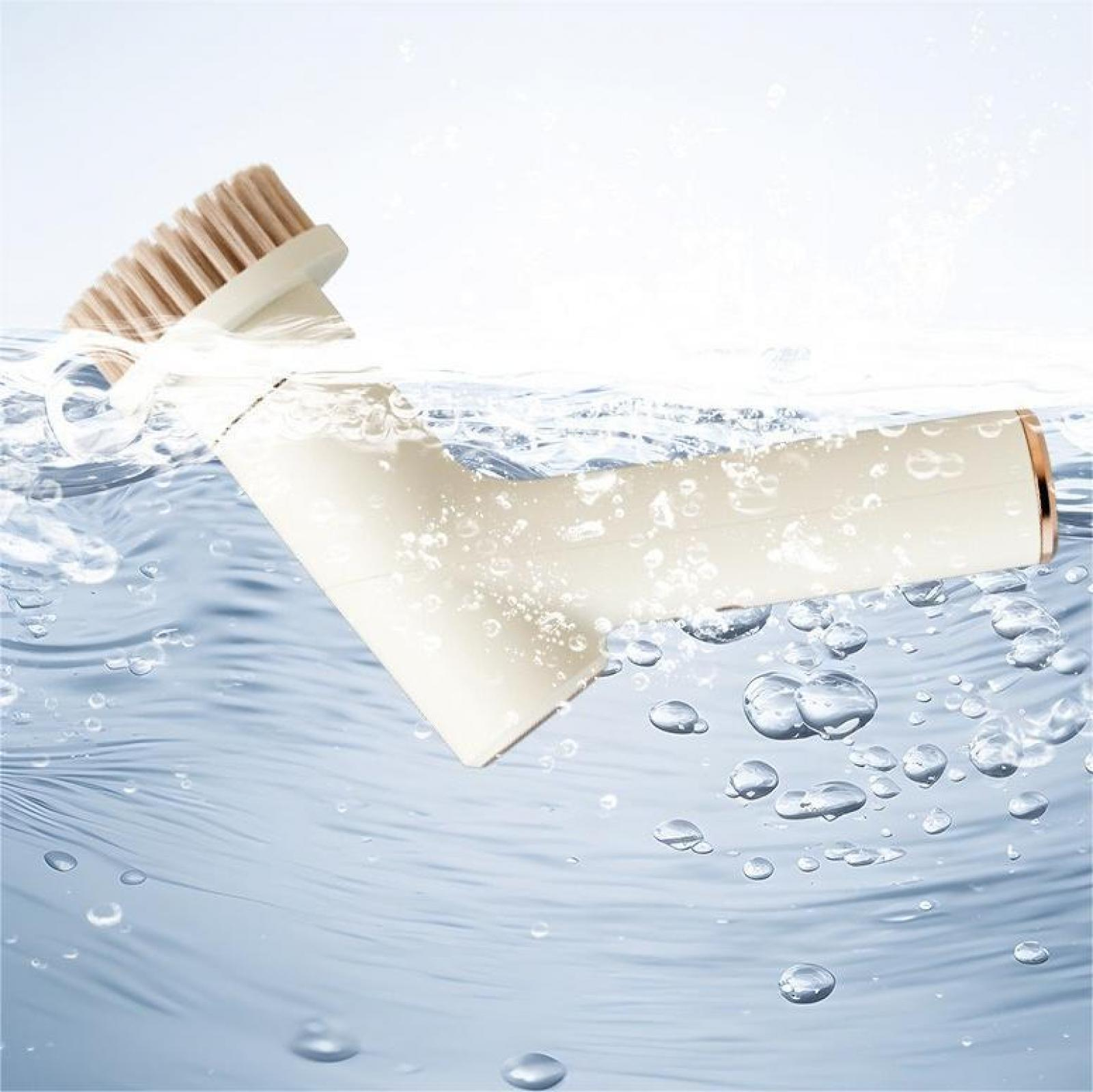 Eine weiße und beige Gesichtsreinigungsbürste, die in Wasser getaucht ist, mit aufsteigenden Blasen und einem hellblauen Hintergrund.