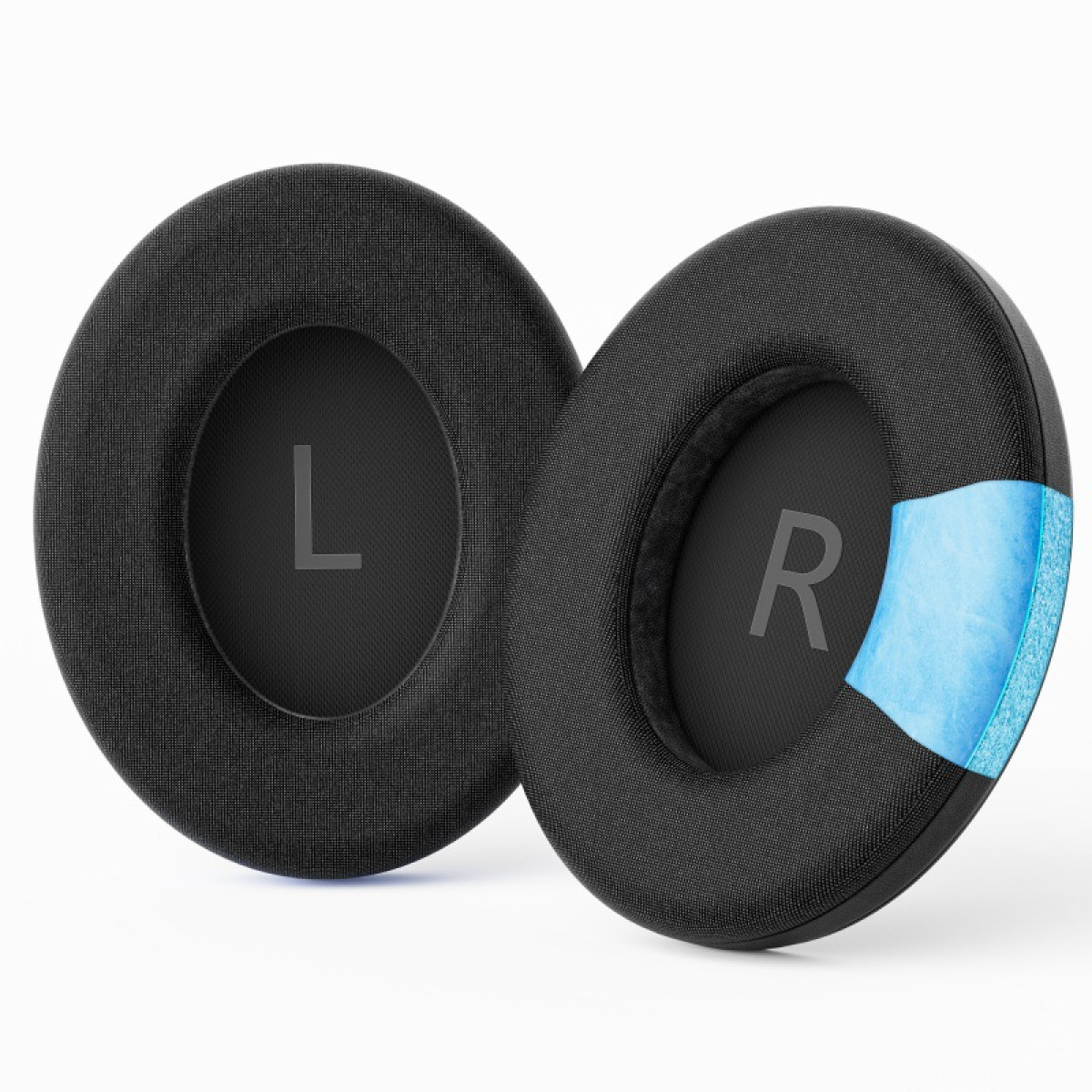 Due cuscinetti neri per auricolari. Uno con la lettera 'L', l'altro con 'R' e un filtro blu visibile sul lato. Entrambi su sfondo bianco.