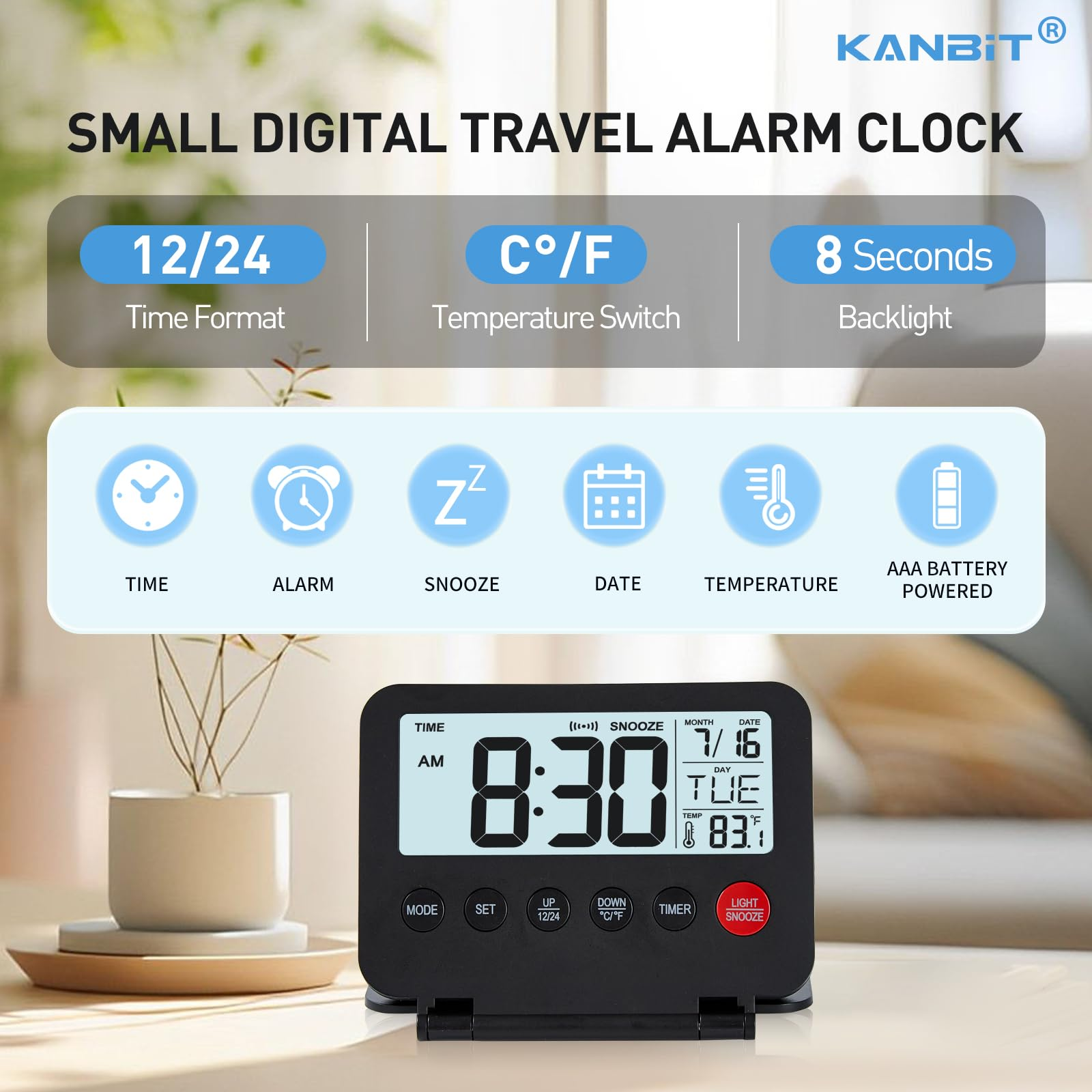 Ein kleiner digitaler Reise-Wecker zeigt Zeit, Datum und Temperatur an. Er hat verschiedene Funktionstasten und eine rote Schlummertaste.