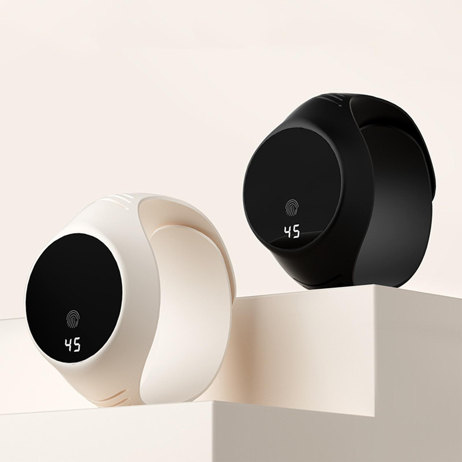 Zwei Smartwatches, eine weiß, eine schwarz, mit der Anzeige '45' und Fingerabdrucksymbolen, auf beigem Untergrund.