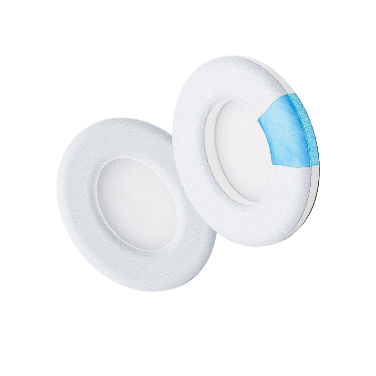 Due cuscinetti auricolari bianchi e circolari. Uno mostra uno strato blu sul bordo. Entrambi hanno il centro bianco, su sfondo bianco.
