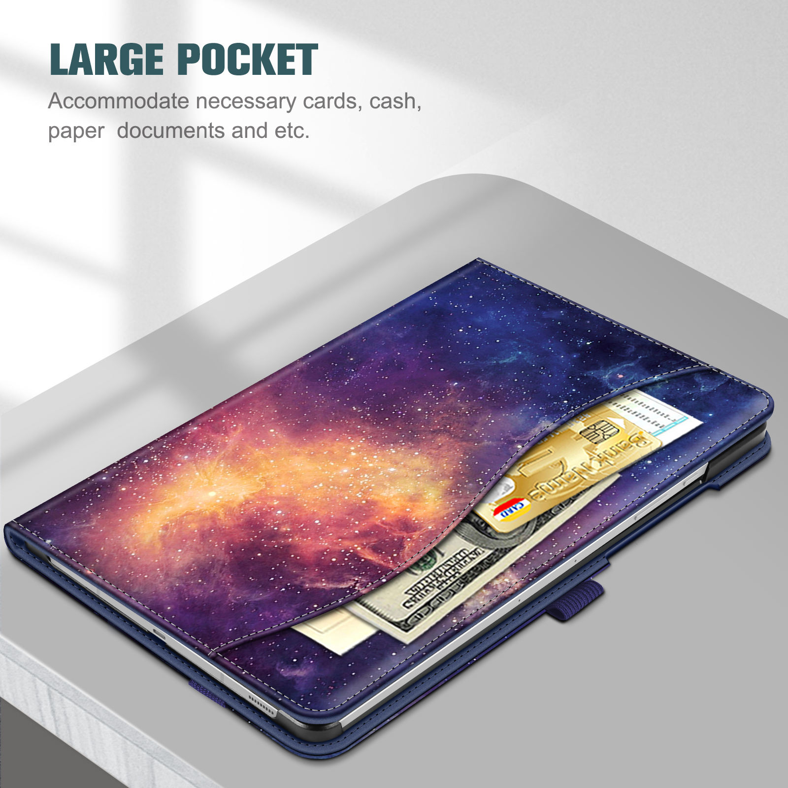 Tablethülle mit Galaxiedesign. Sie enthält Karten, Bargeld und Dokumente. Eine Kreditkarte und Geld sind sichtbar.