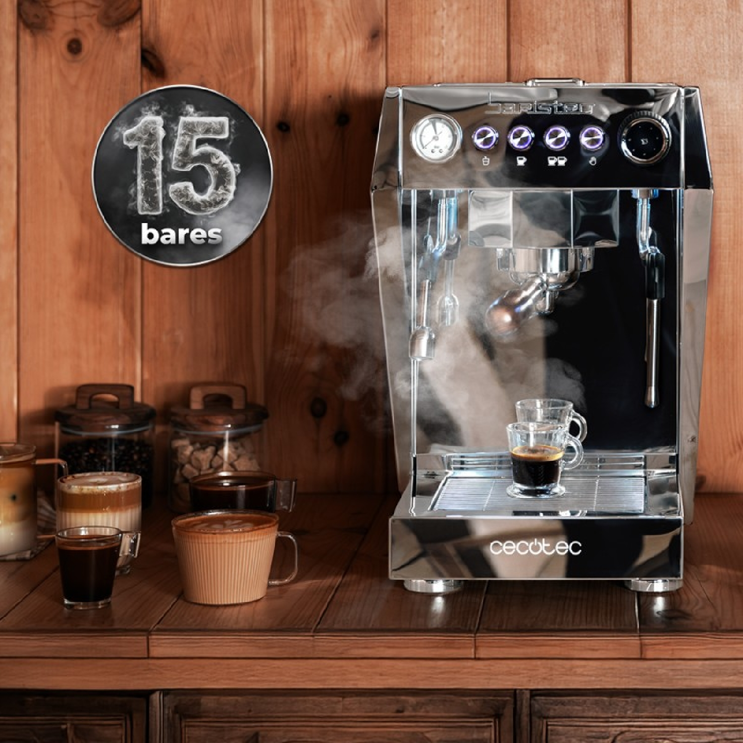 Una macchina per espresso cromata con tazzine, vapore e un cartello con la scritta 15 bares. Sfondo in legno.