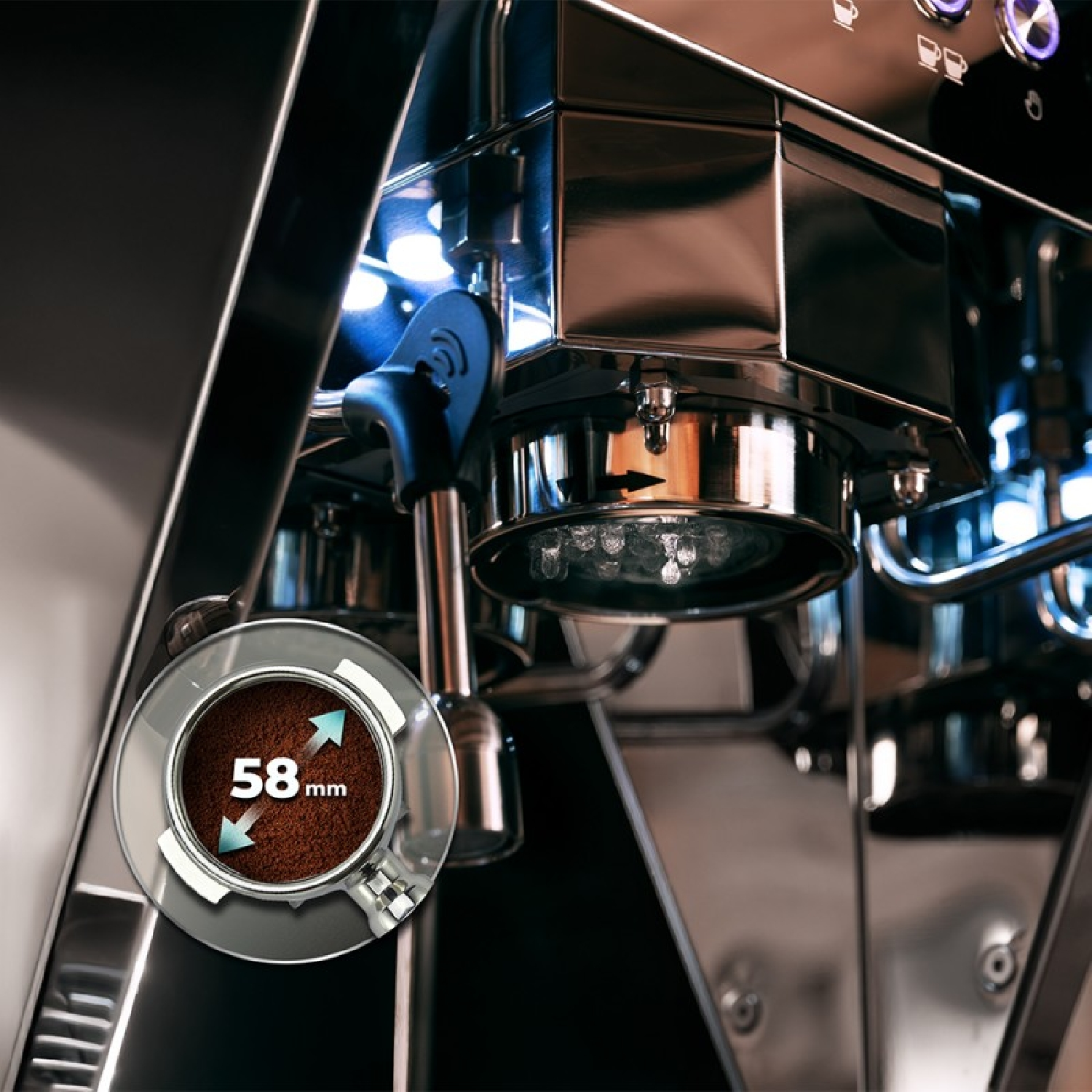Primo piano di una macchina per caffè espresso. Un portafiltro mostra caffè macinato con un diametro di 58 mm. La macchina è in acciaio inossidabile.