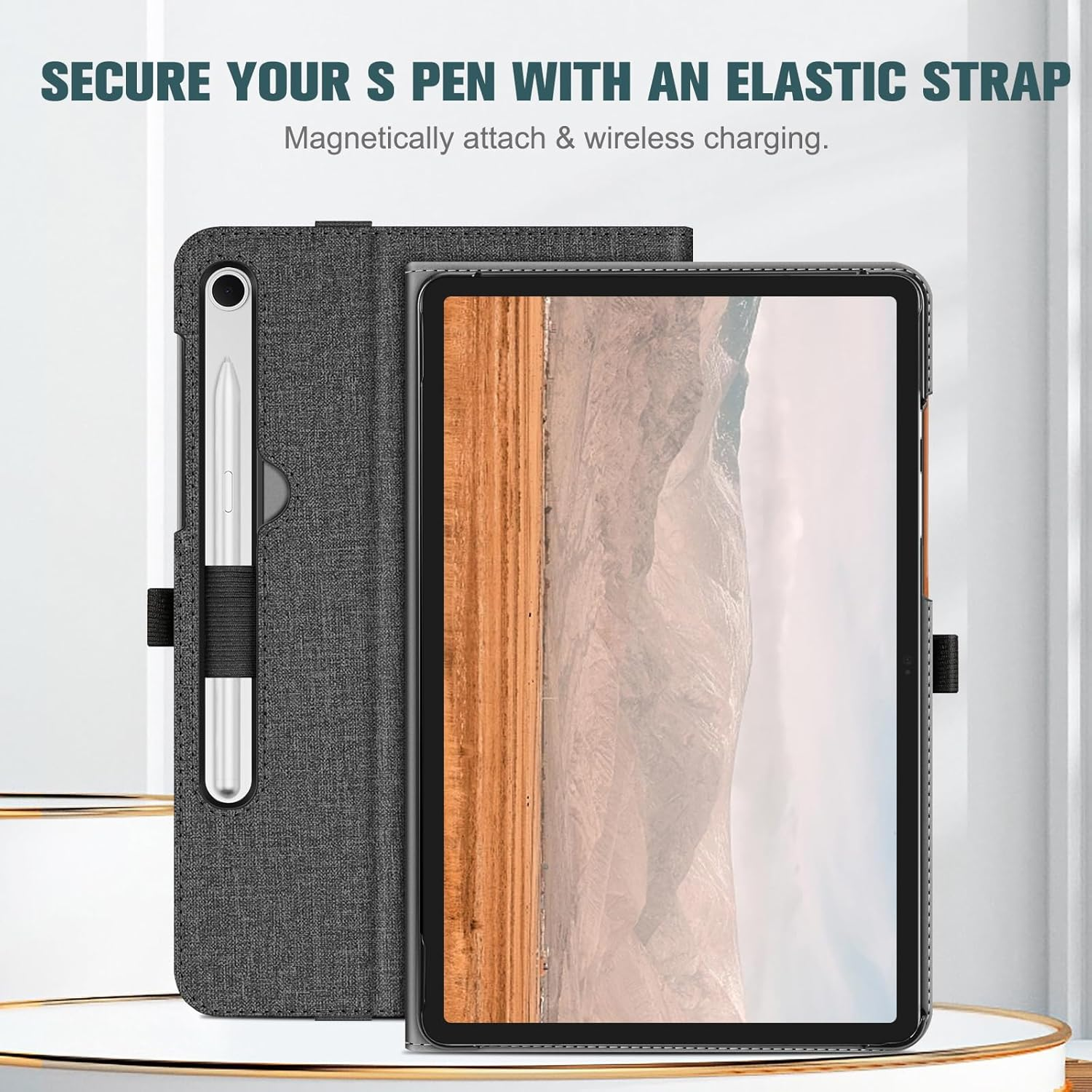 Ein Tablet mit Hülle und Stift, gesichert durch ein elastisches Band. Die Hülle ist grau, der Stift silberfarben, der Bildschirm zeigt Landschaft.
