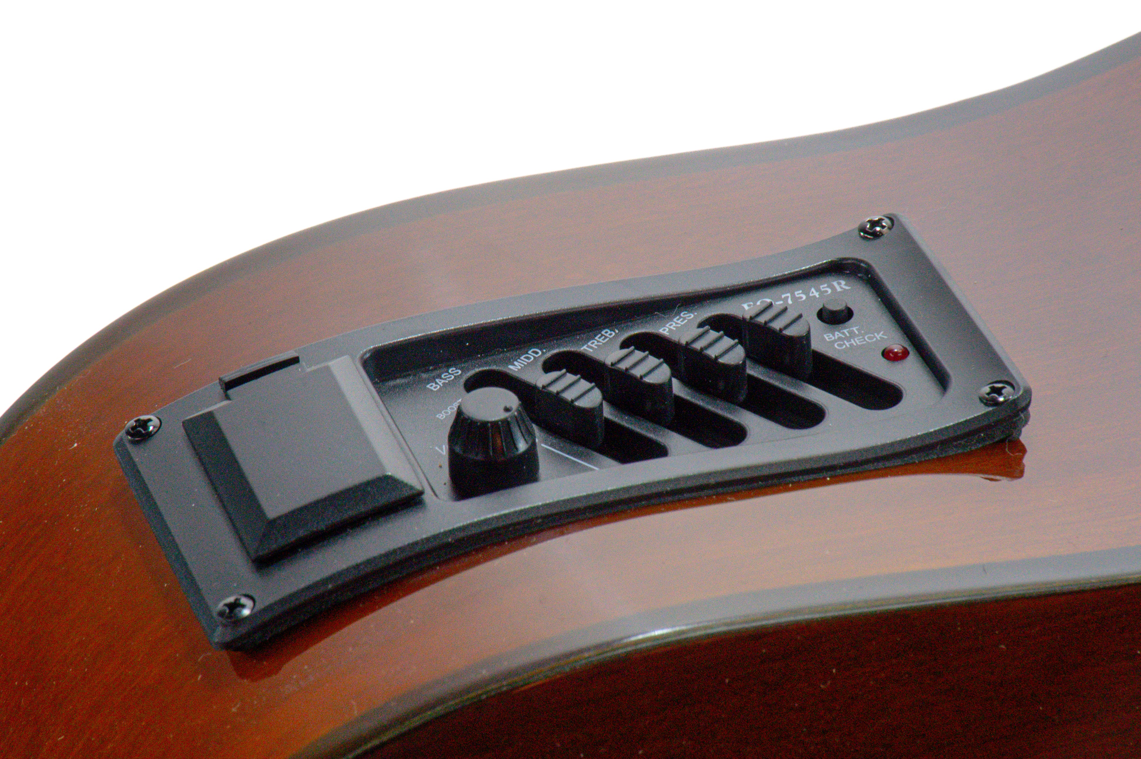 Nahaufnahme des Bedienfelds einer Gitarre. Es hat Knöpfe, Schieberegler und eine Batteriekontrollleuchte. Das Holz ist braun.