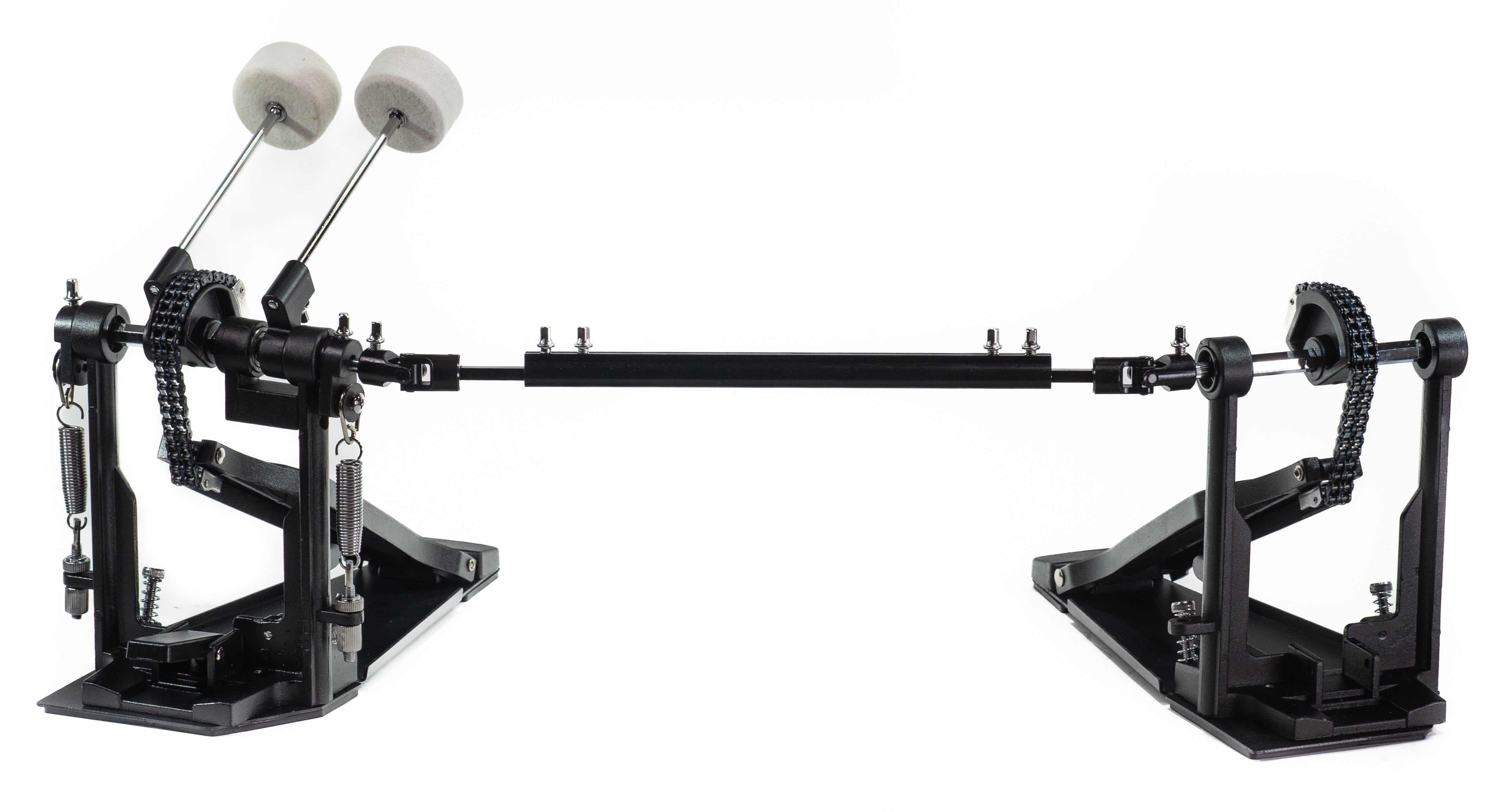 Ein schwarzes Schlagzeugpedal-Set auf weißem Hintergrund. Es hat Fußpedale, Ketten, Federn und Schlägel.