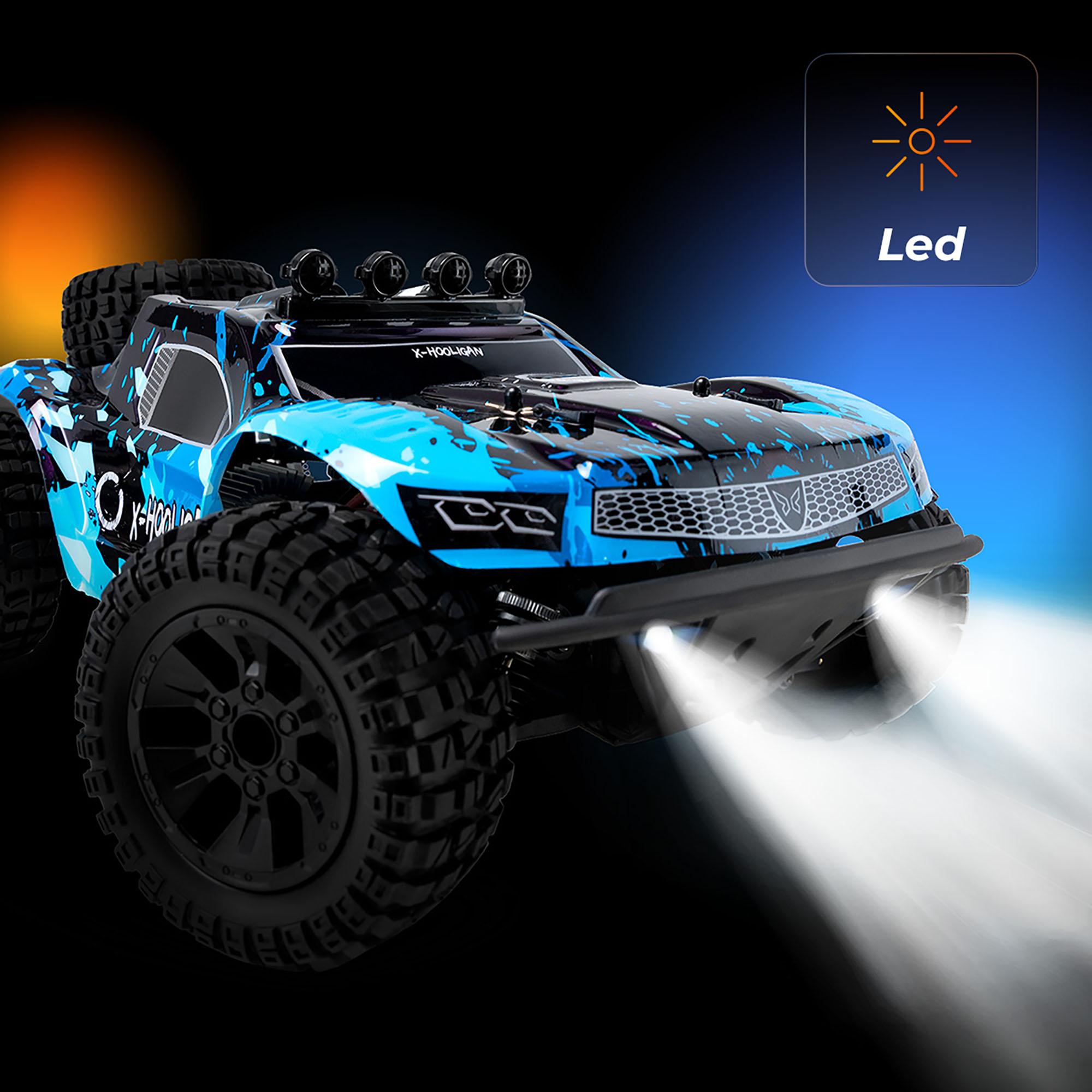 Ein blau-schwarzes Spielzeugauto mit großen Reifen und LED-Leuchten, mit einem schwarz-orangen Hintergrund.