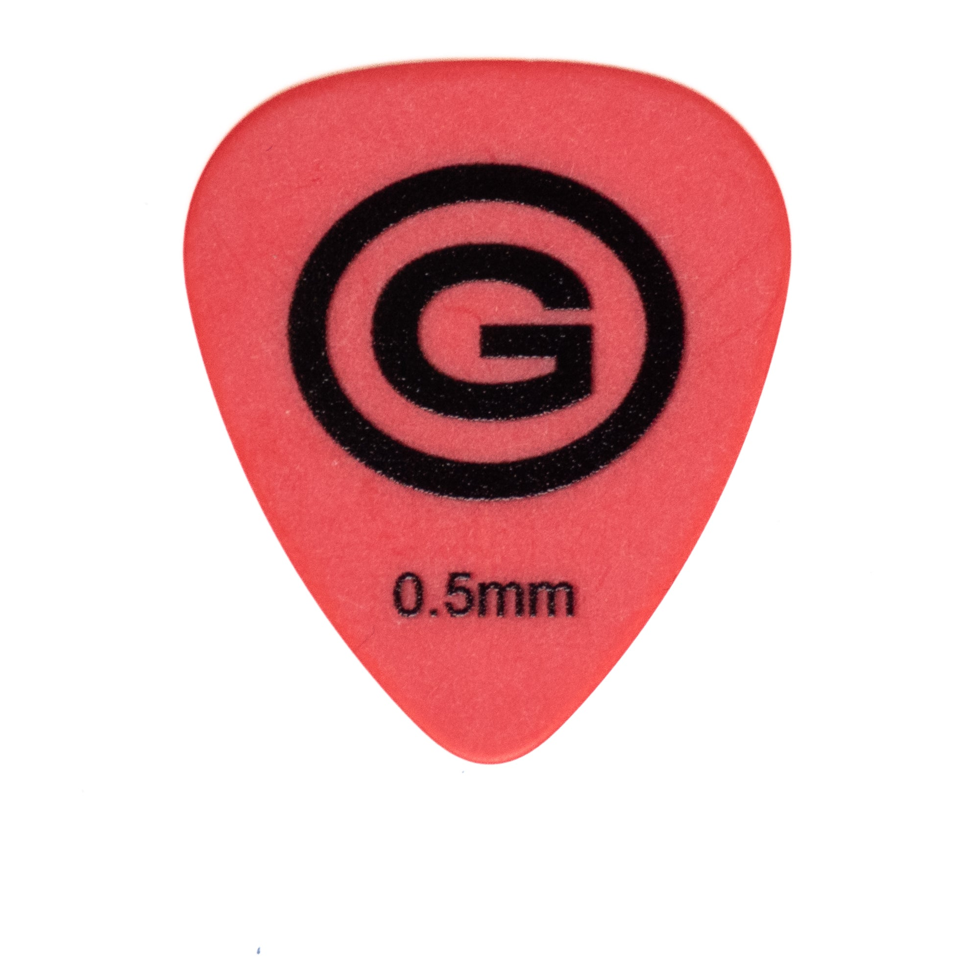 Ein rotes Plektrum mit einem schwarzen 'G'-Logo und dem Text '0,5 mm'. Es ist auf weißem Hintergrund.