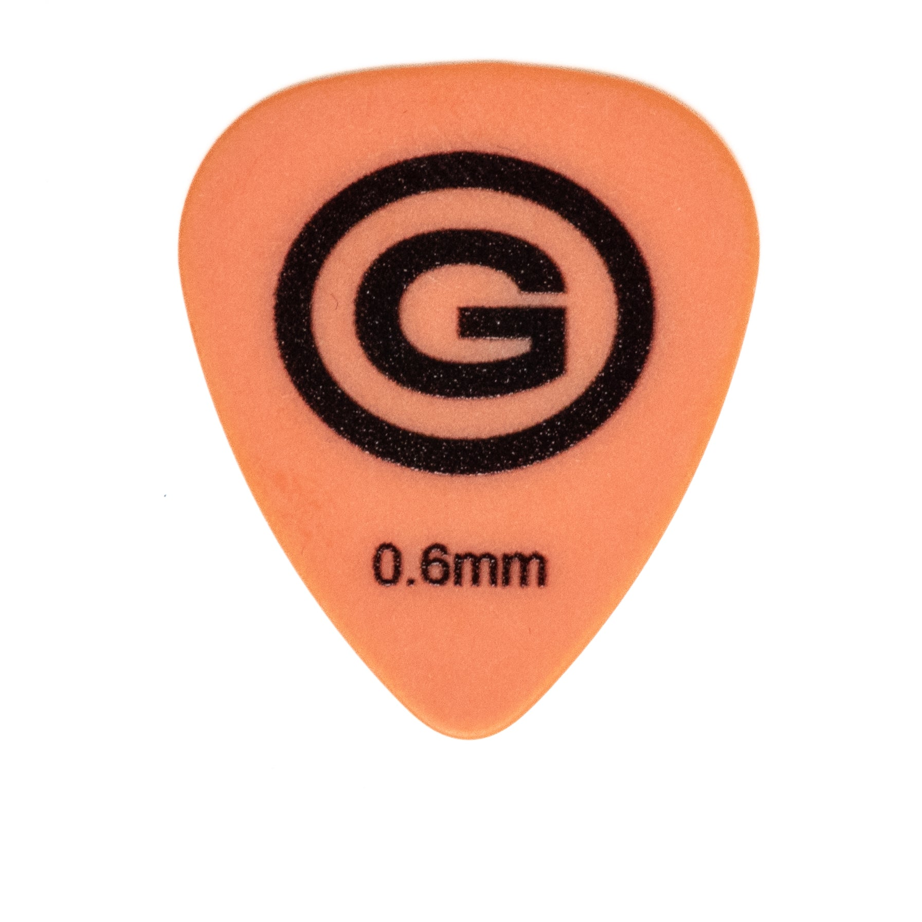 Ein orangefarbener Plektrum mit schwarzem 'G'-Logo und Text '0,6 mm'. Es ist auf weißem Hintergrund.