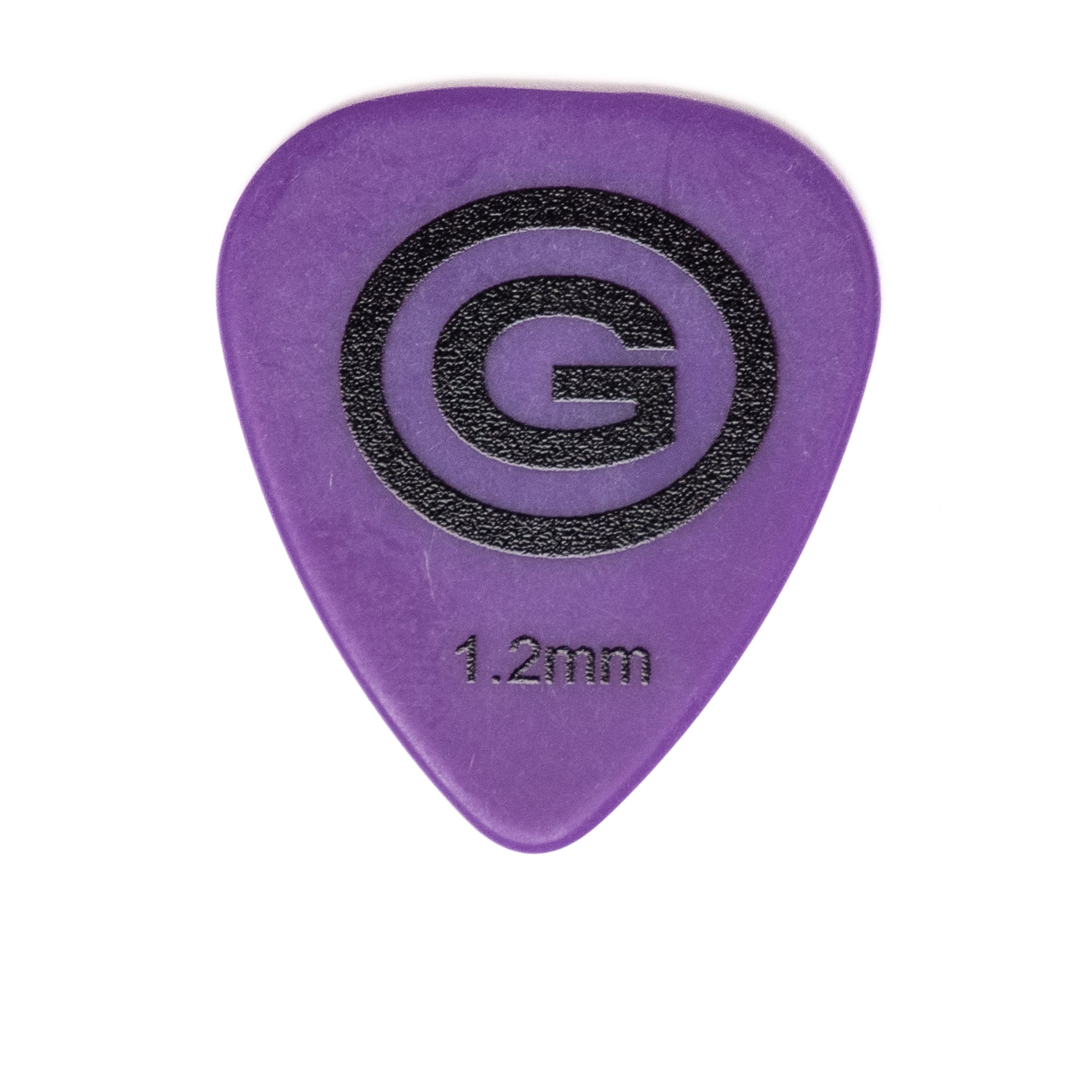 Ein lila Plektrum mit schwarzem, strukturiertem Logo und der Aufschrift '1,2 mm'.