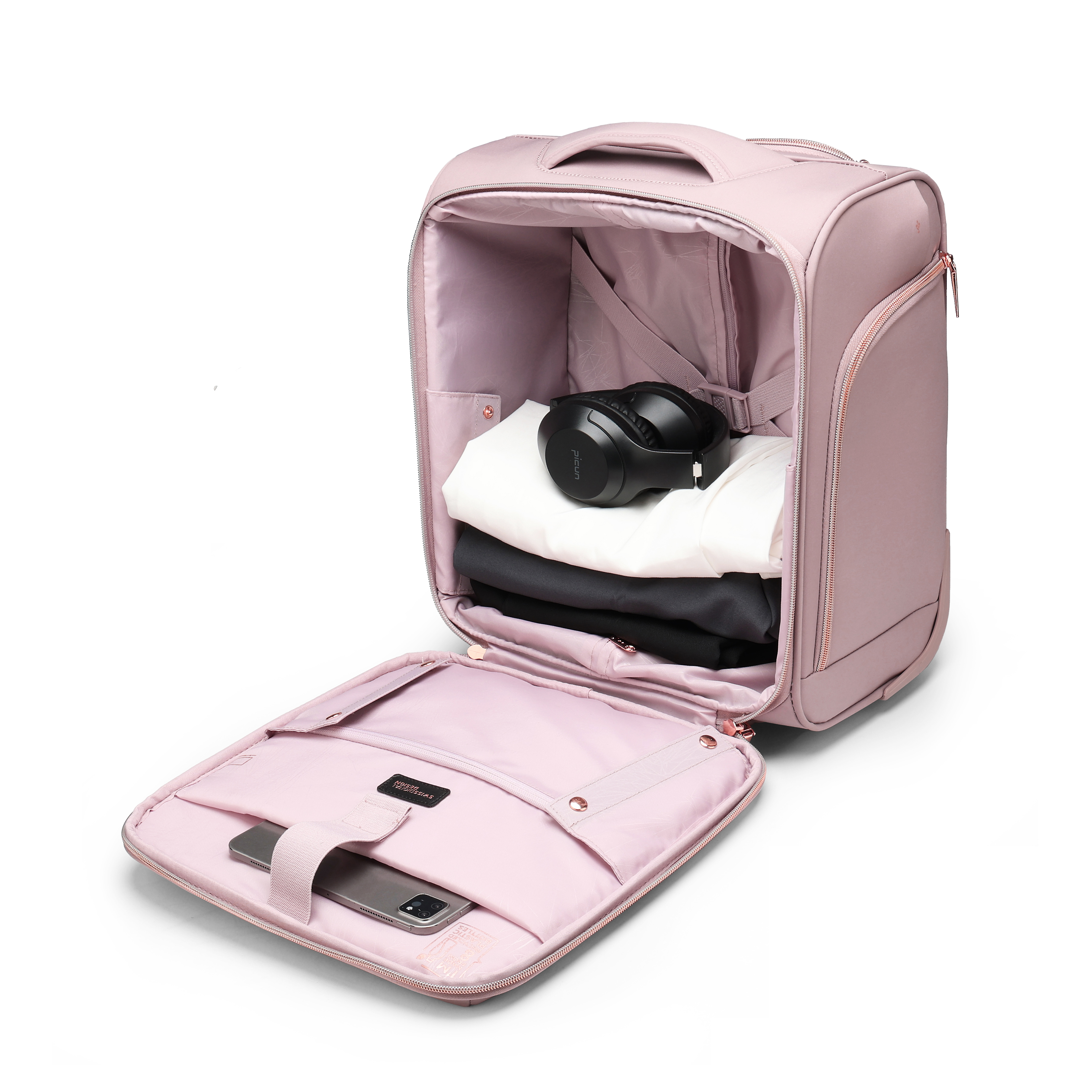Valigia rosa aperta con vestiti e cuffie. Un telefono è nella tasca anteriore. Sfondo bianco.