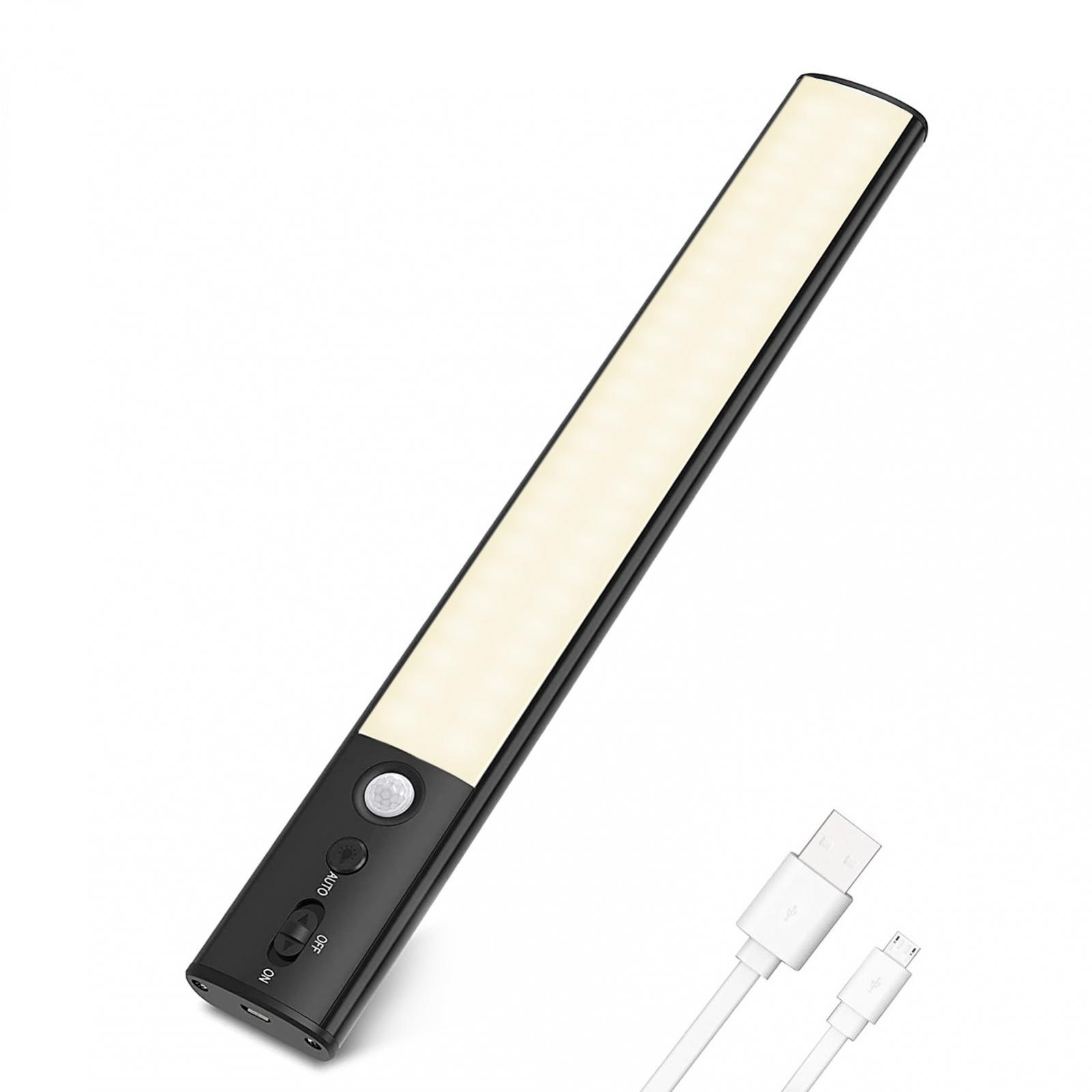 Eine lange, schwarze LED-Leuchte mit Bewegungssensor. Ein weißes USB-Kabel ist angeschlossen.