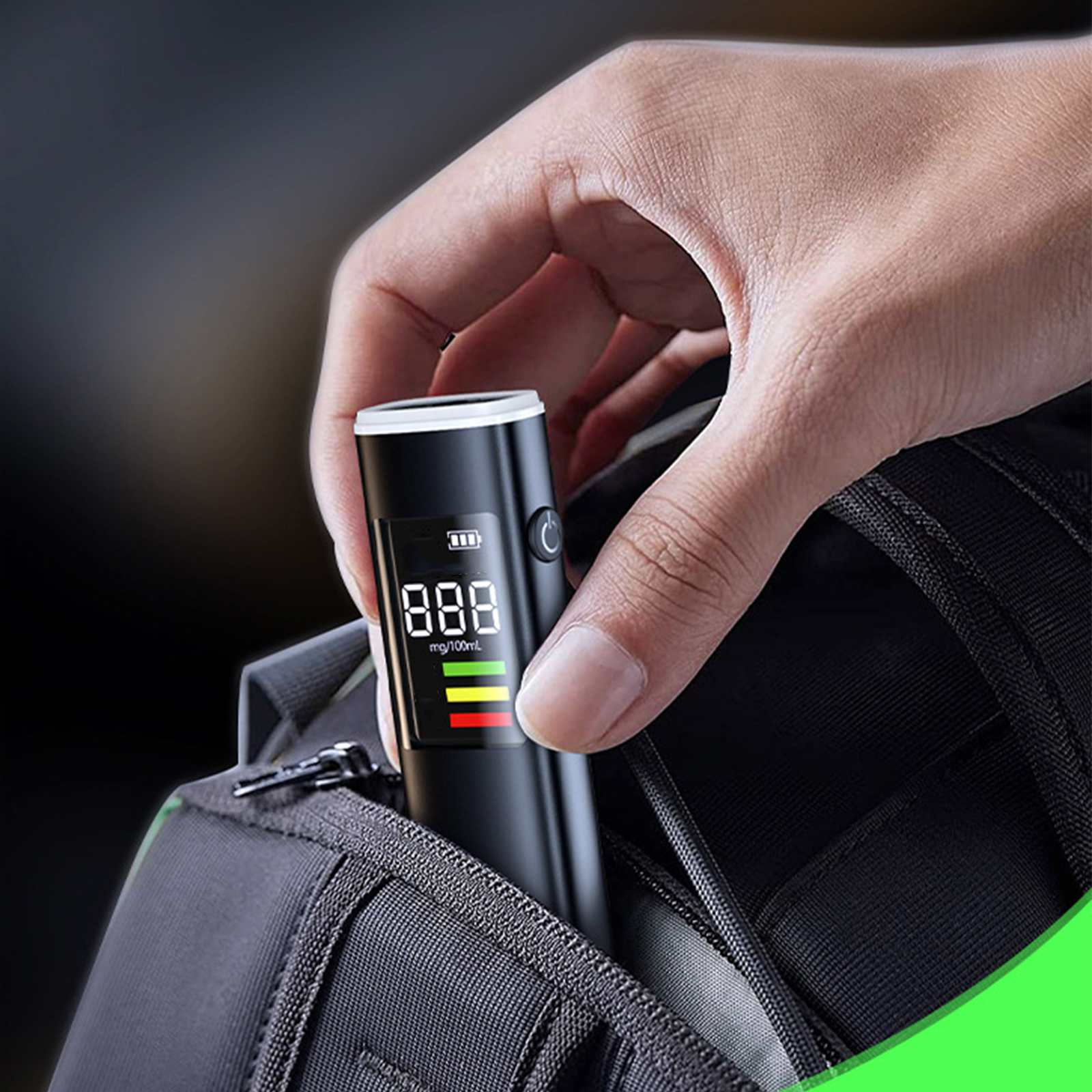 Hand steckt ein schwarzes Alkoholmessgerät in eine Rucksacktasche. Das Gerät zeigt einen digitalen Wert mit Farbindikatoren.