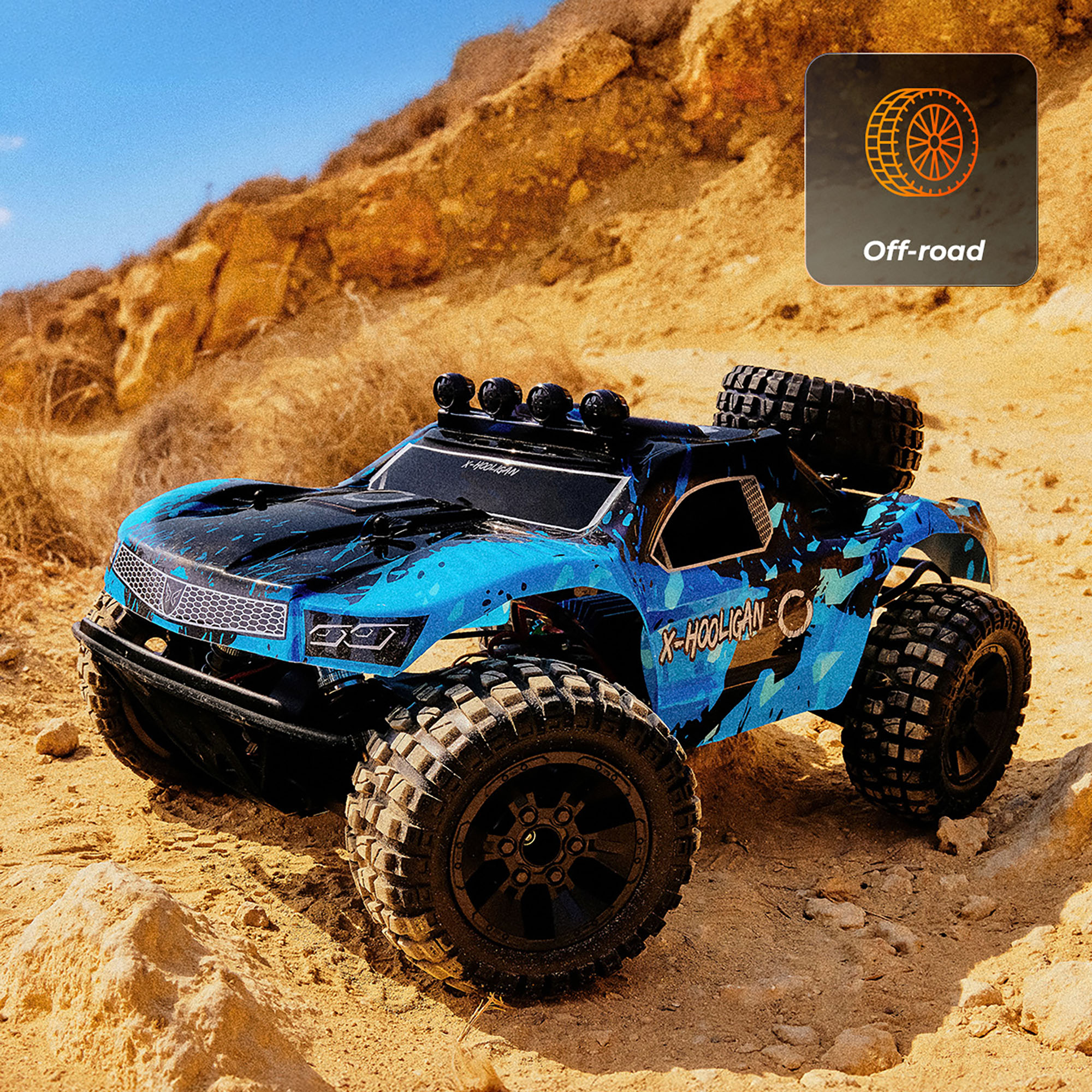 Blau-schwarzes Offroad-RC-Auto auf sandigem Gelände. Der Hintergrund zeigt einen sandigen Hügel unter blauem Himmel. Offroad-Logo.