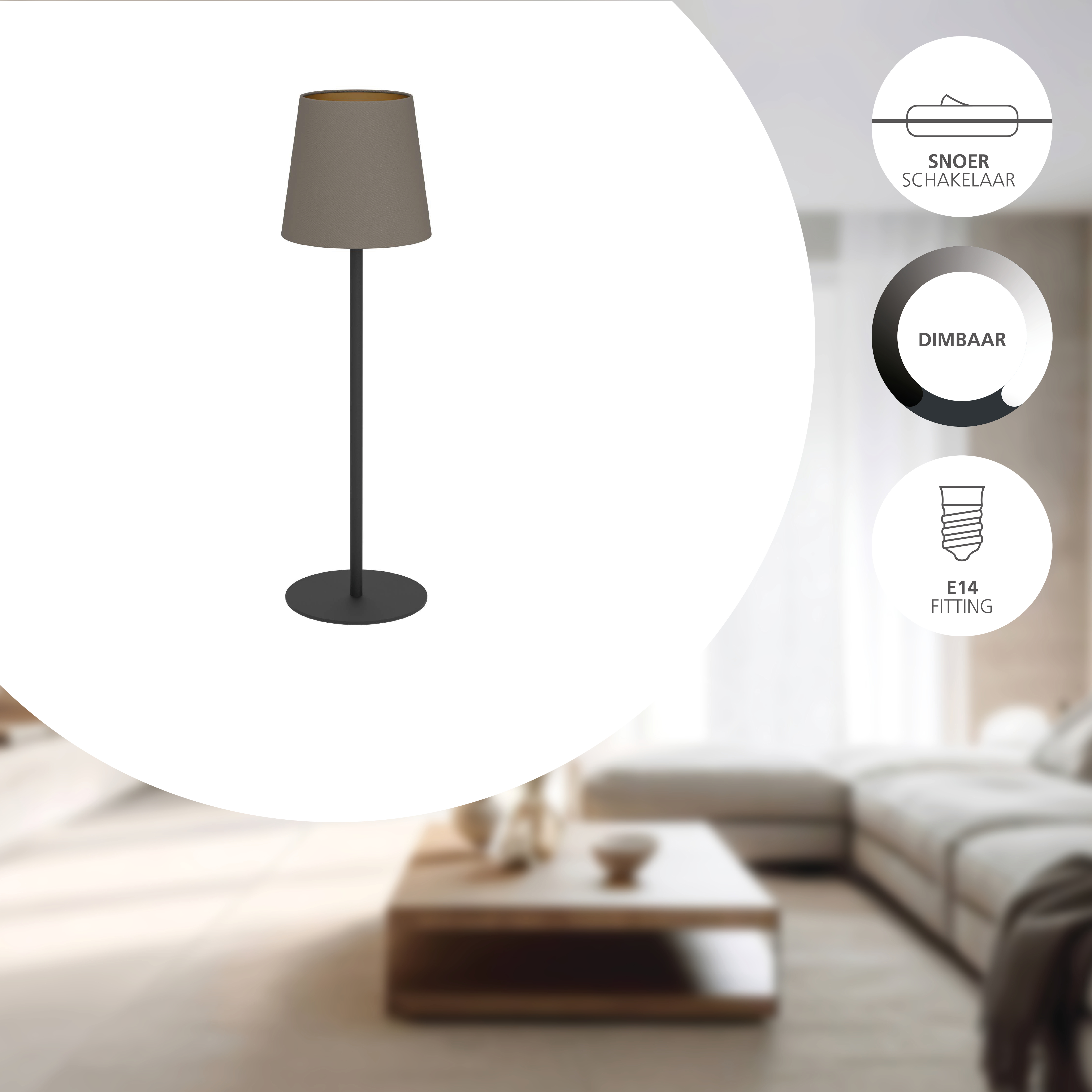 Eine Stehlampe mit grauem Lampenschirm, schwarzem Stiel und Sockel. Der Hintergrund zeigt ein verschwommenes Wohnzimmer.