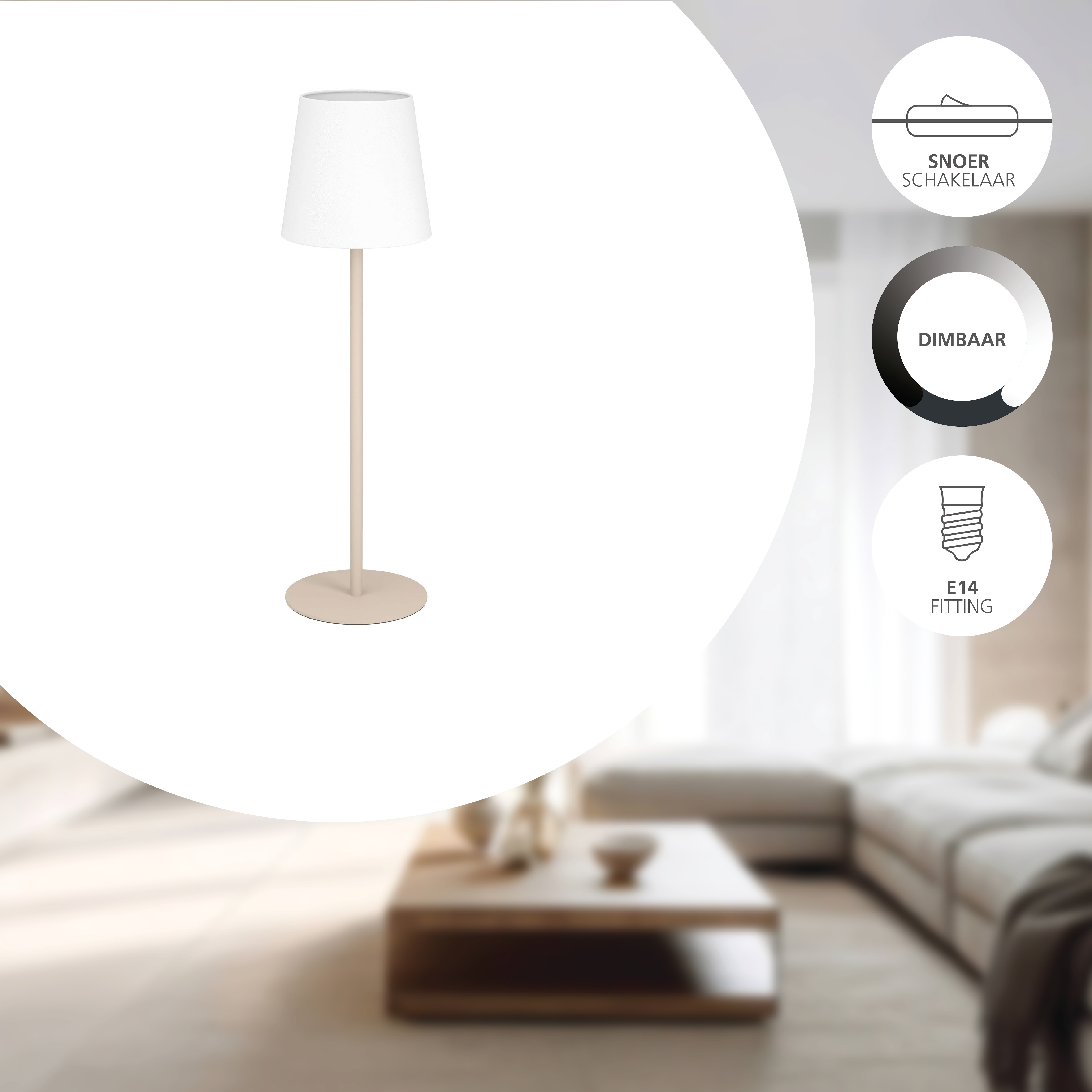 Eine beige Stehlampe mit weißem Lampenschirm. Im Hintergrund ein Wohnzimmer mit Sofa und Couchtisch.