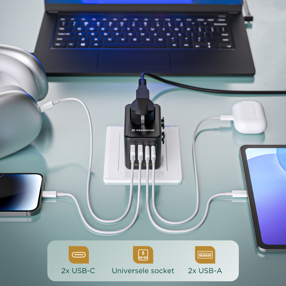 Un adaptateur secteur noir connecté à un ordinateur portable, un téléphone, une tablette et un casque. Il possède des ports USB-C, une prise universelle et USB-A.