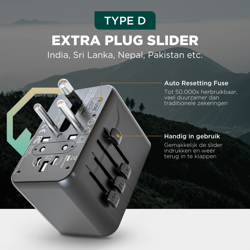 Adaptateur de voyage universel noir avec plusieurs options de prise, étiqueté USA, AUS, EU, UK et fusible, sur fond de montagne.
