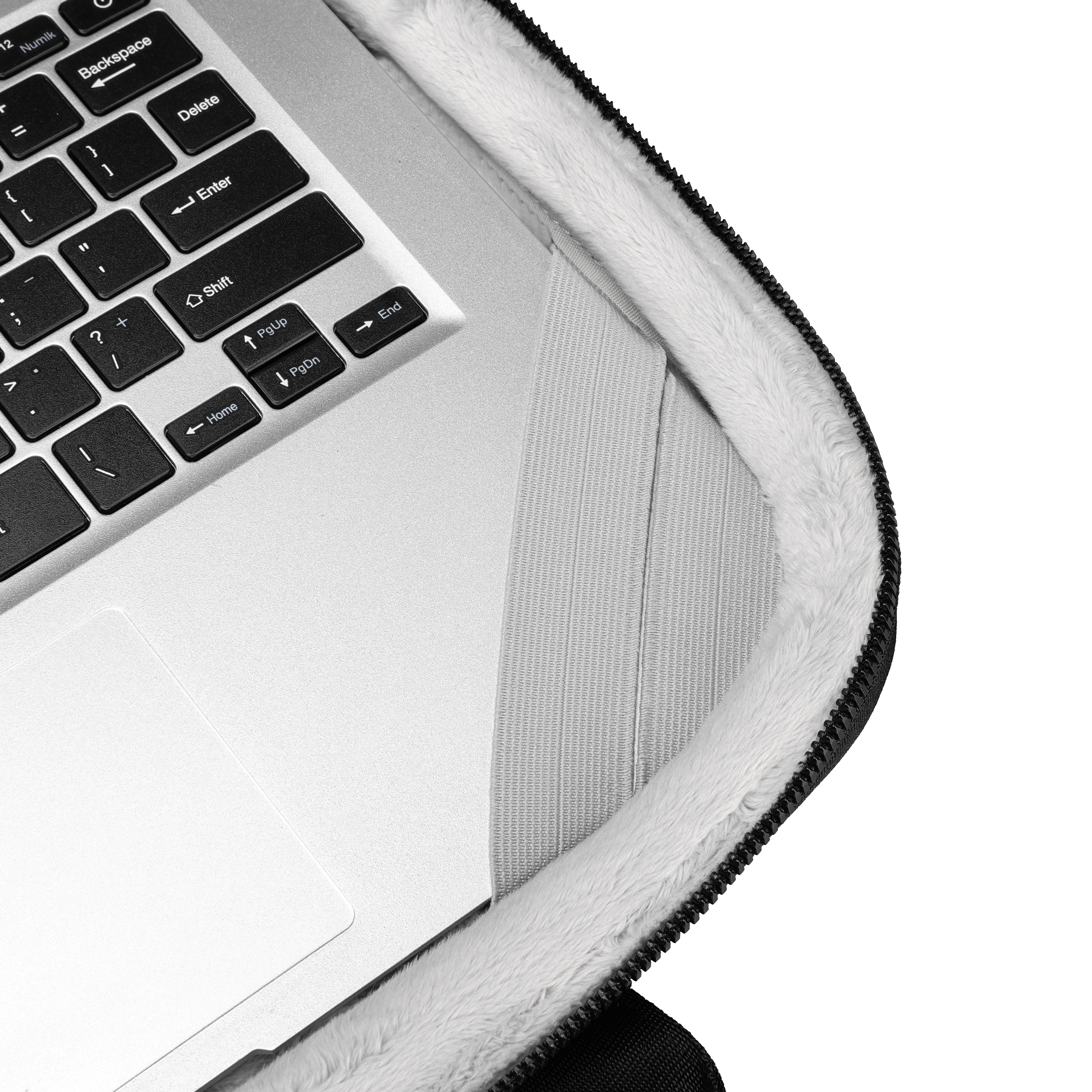 Tastiera del laptop parzialmente visibile. Si trova all'interno di una custodia morbida. I tasti includono Backspace, Canc e Invio.