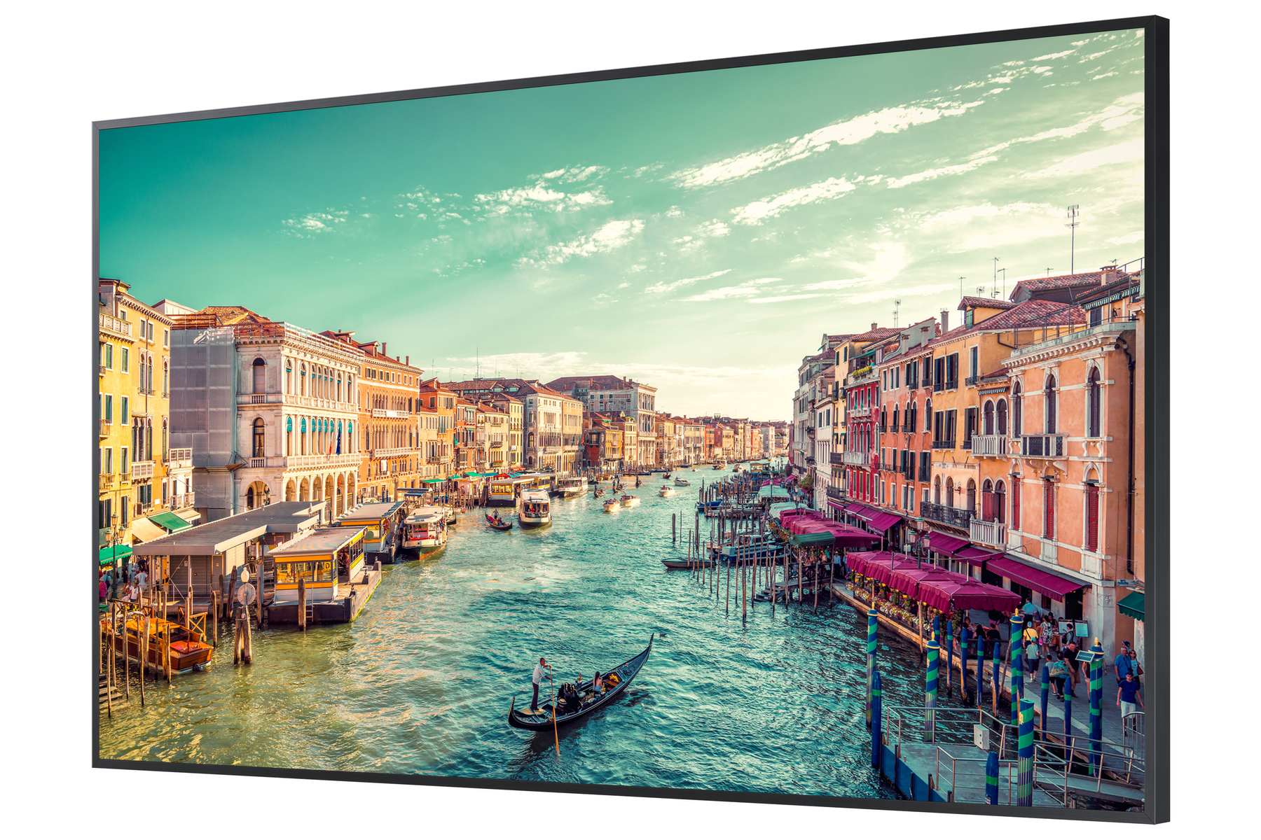 Scena del canale di Venezia. Gondole e barche navigano accanto a edifici colorati. Acqua turchese. Cielo sereno. Persone camminano lungo il lungomare.