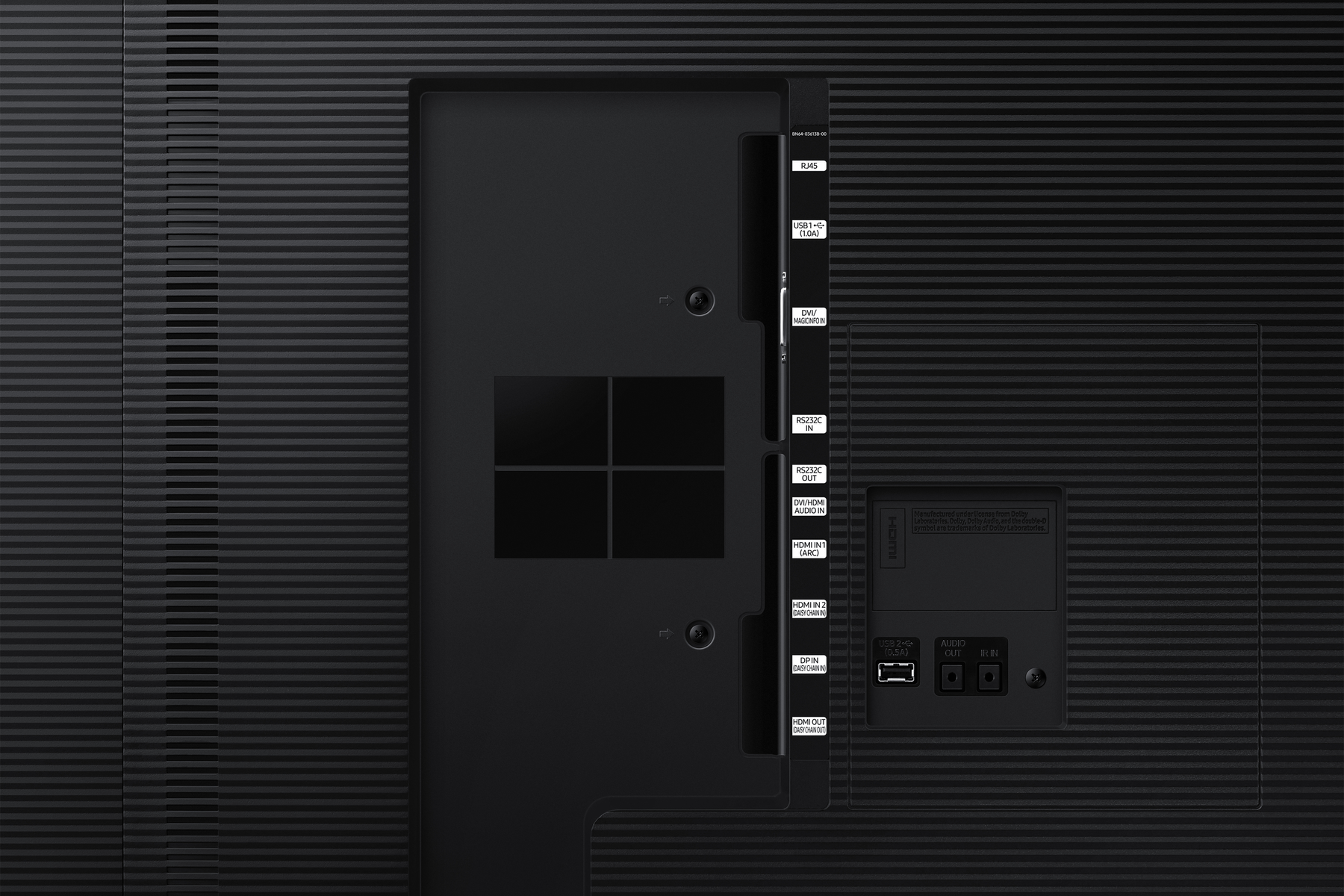 Vista posteriore di una TV nera con varie porte etichettate, tra cui HDMI, USB e uscita audio.