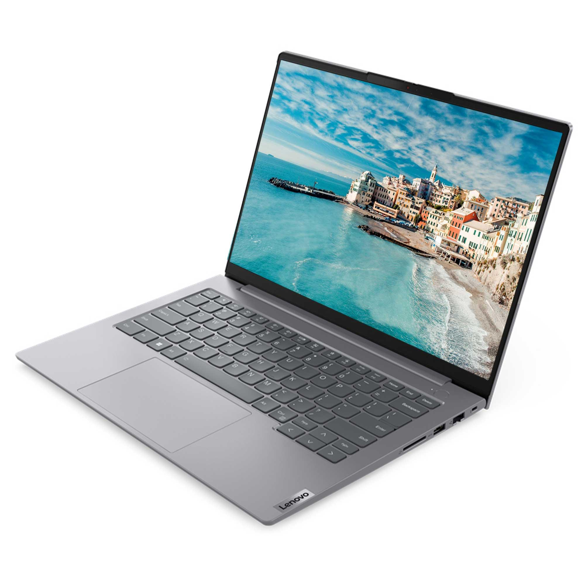 Gümüş renkli bir Lenovo dizüstü bilgisayar, sahilde binaları olan bir sahil kasabasını gösteriyor. Gökyüzü bulutlu mavi.