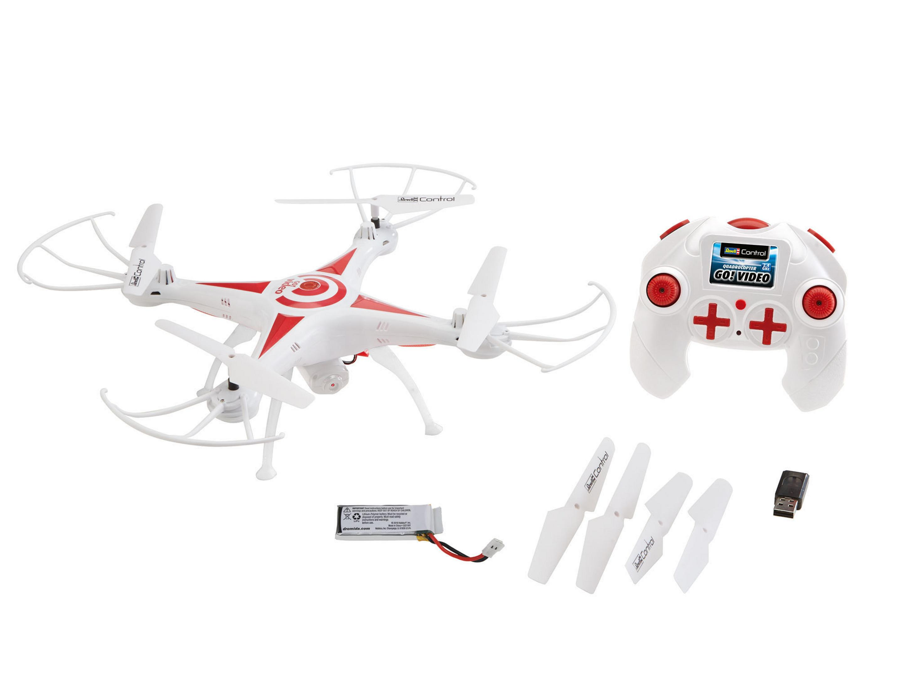 Biało-czerwony dron z pilotem, zapasowymi śmigłami, baterią i odbiornikiem, wszystko na białym tle.