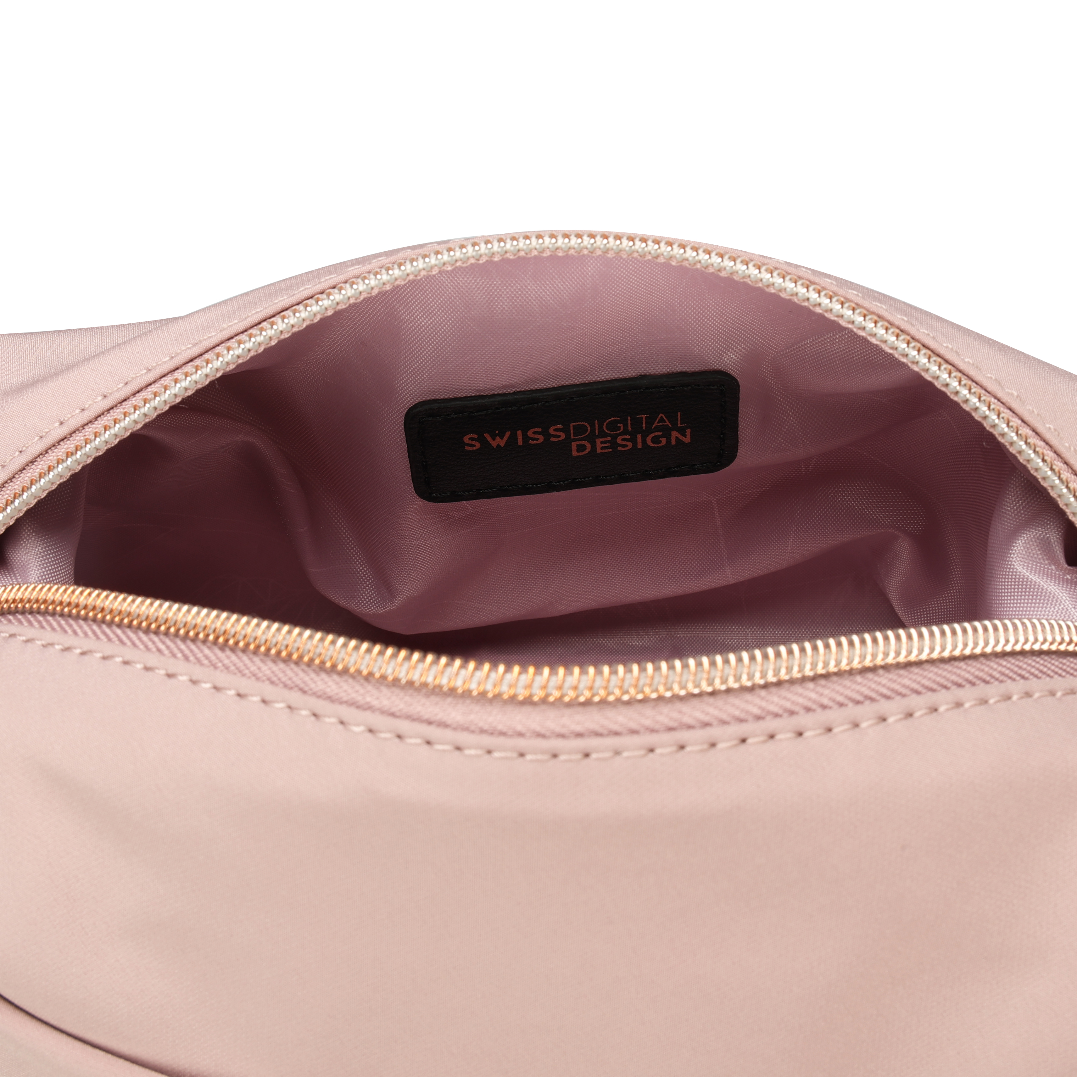 Primo piano di una borsa rosa. La cerniera è dorata e l'interno ha un'etichetta nera con testo.