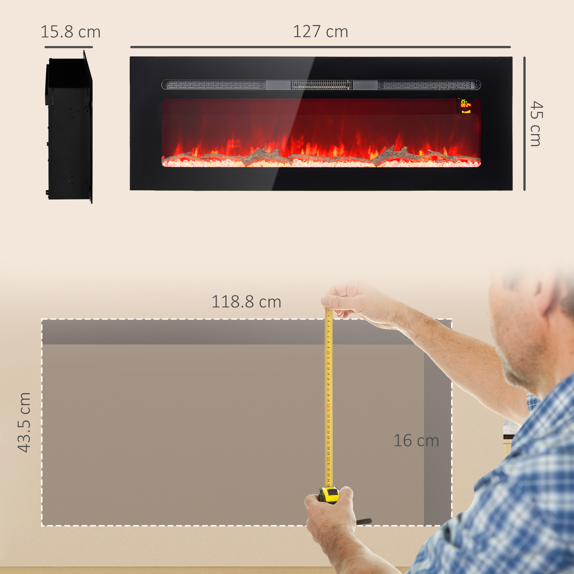 Un caminetto elettrico nero con fiamme rosse e dimensioni etichettate. Una persona misura un'area rettangolare con un metro a nastro.