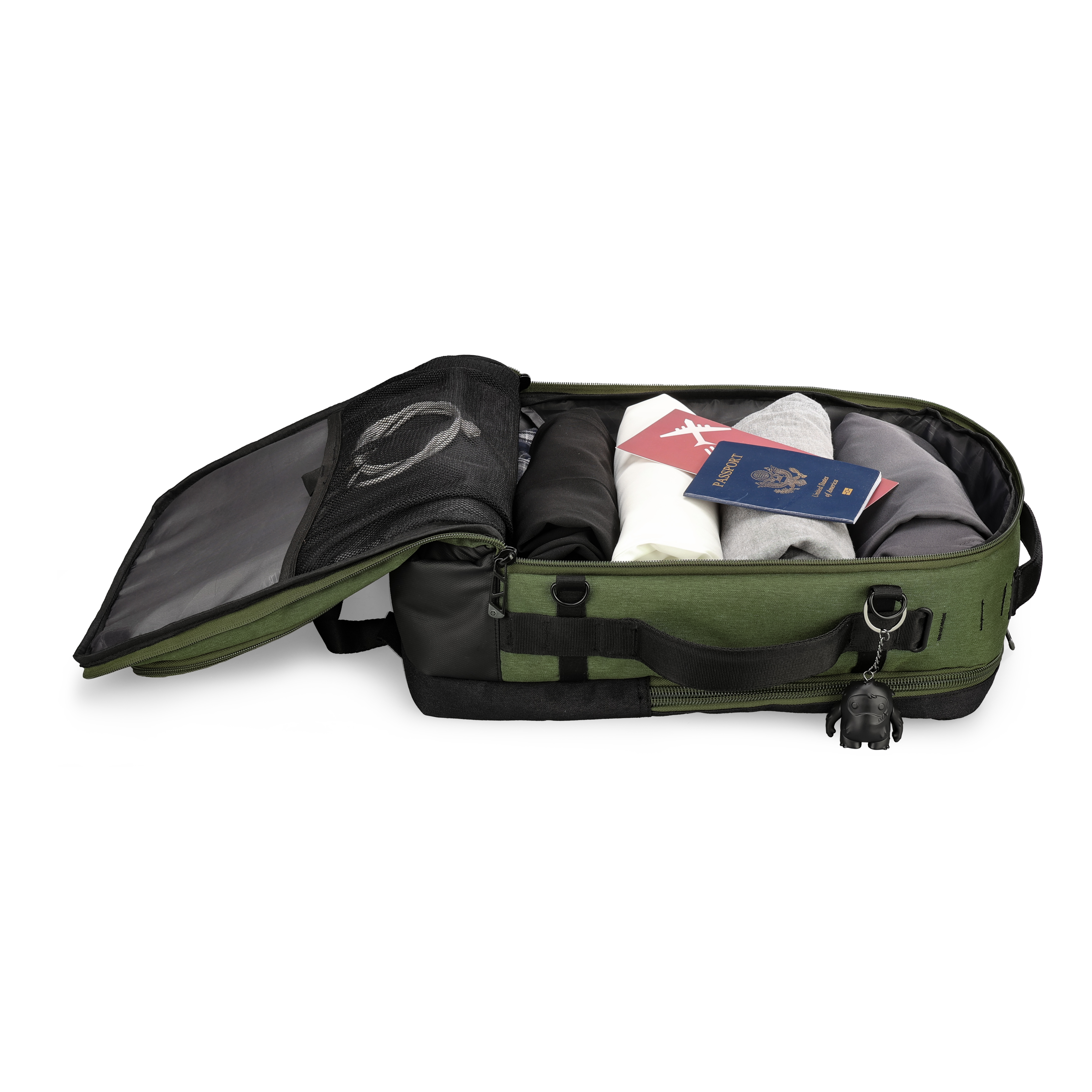 Borsa da viaggio verde aperta con vestiti, passaporti. Dettagli neri. Piccola figura nera appesa alla cerniera.