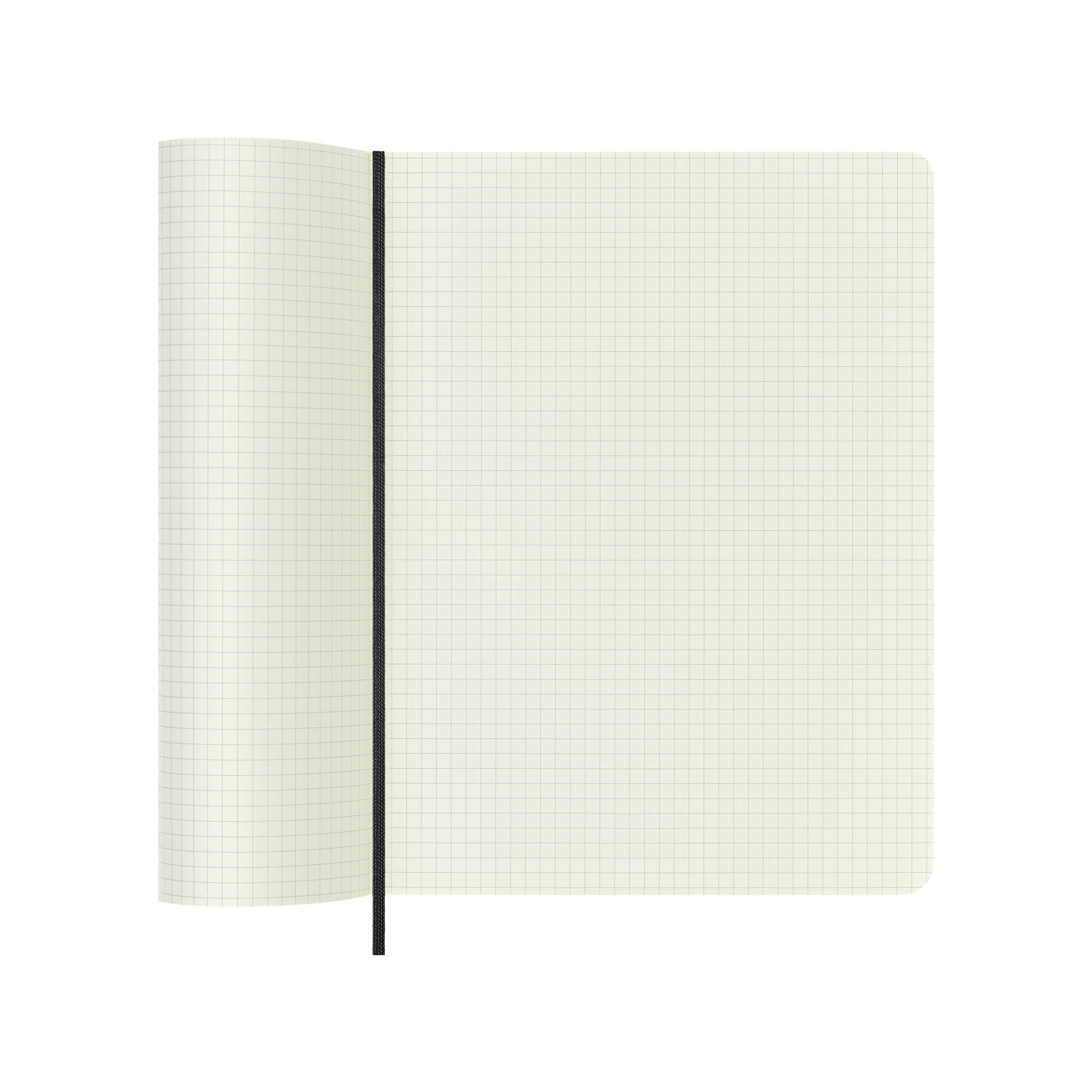 Otwarty notatnik z kratkowanymi stronami. Czarna gumka zabezpiecza strony. Tło jest białe.
