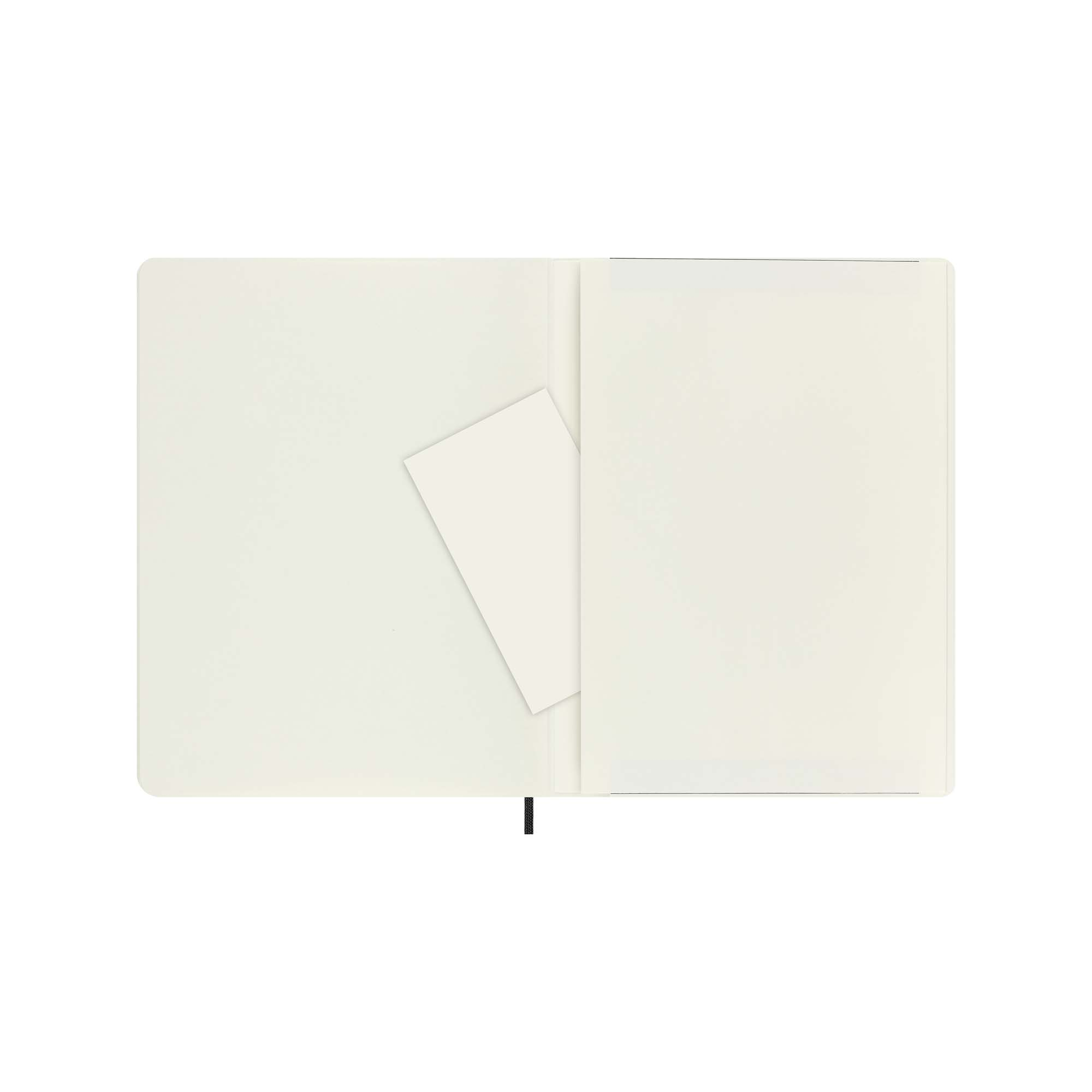 Otwarty notatnik z białą kartą w kieszeni. Kremowe strony, z czarną zakładką na dole.