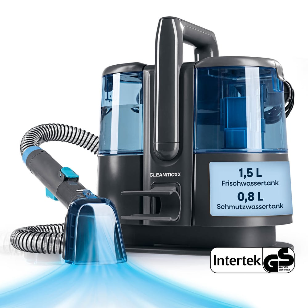 Ein CLEANmaxx Teppichreiniger. Er hat zwei Wassertanks, einen Griff und einen Reinigungskopf, der blaues Wasser abgibt. Das Gerät ist schwarz und blau.