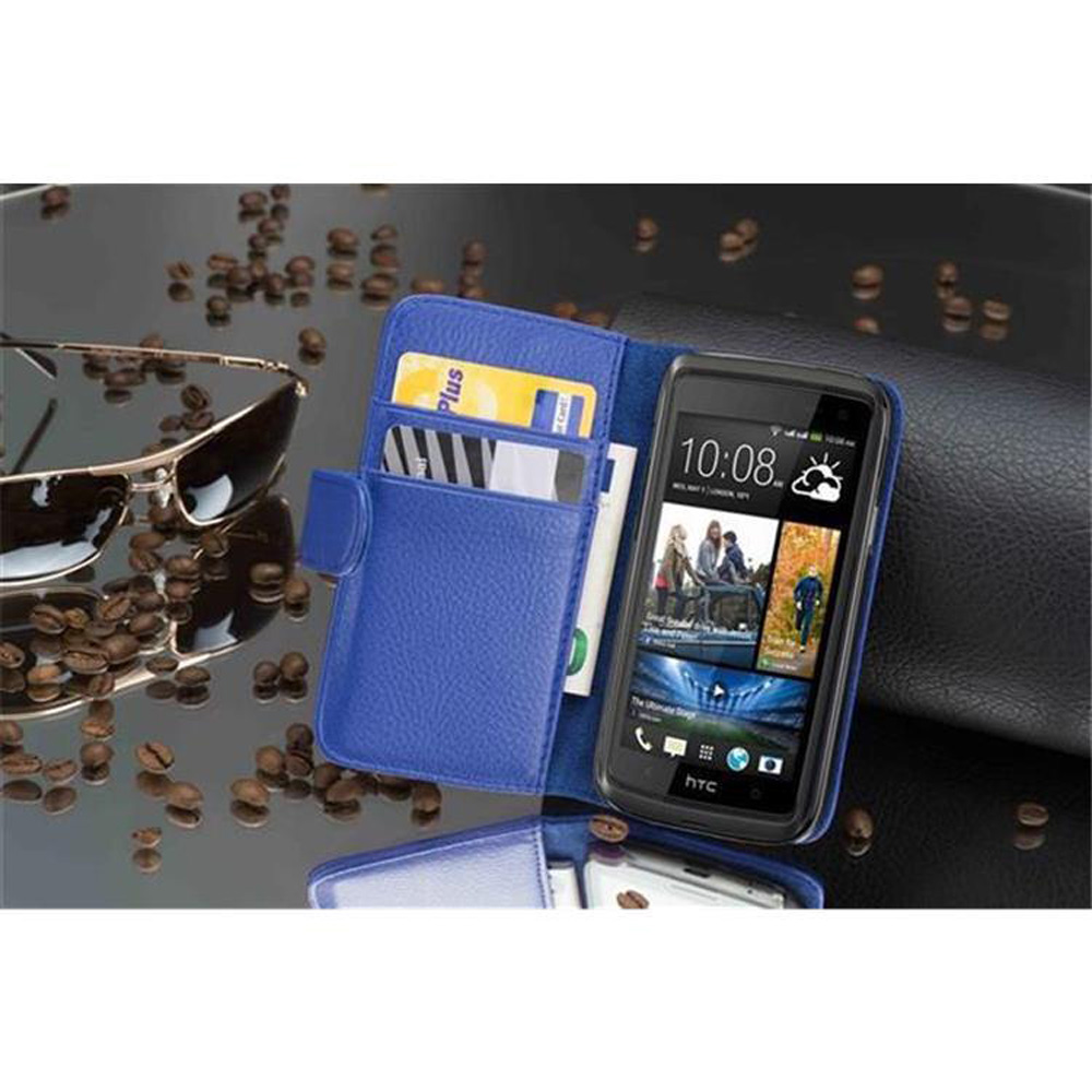 Custodia blu per telefono con telefono che mostra l'ora. Occhiali da sole e chicchi di caffè sparsi. Carte nel portafoglio.