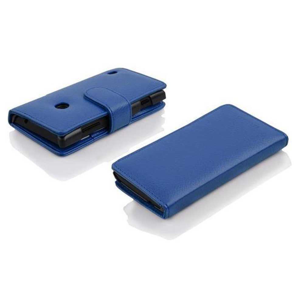 Dos fundas azules para teléfono. Una abierta, mostrando un teléfono dentro, la otra cerrada. Ambas sobre una superficie blanca.