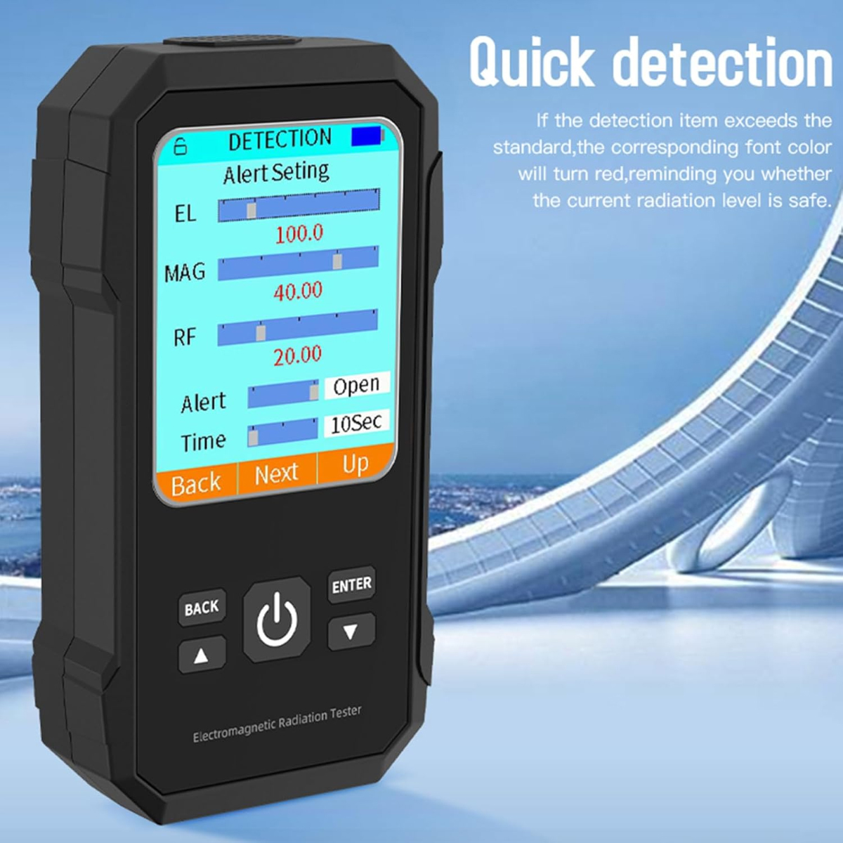 Ein schwarzes elektromagnetisches Strahlungsmessgerät mit einem Bildschirm, der Erkennungseinstellungen anzeigt. Text rechts: Quick Detection.