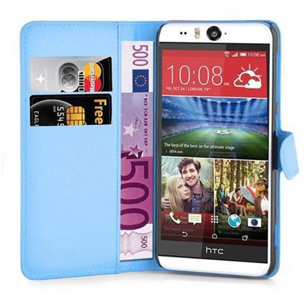 Uno smartphone in una custodia a portafoglio azzurra. Sono visibili carte di credito e una banconota da 500 euro. Lo schermo mostra l'ora e foto.