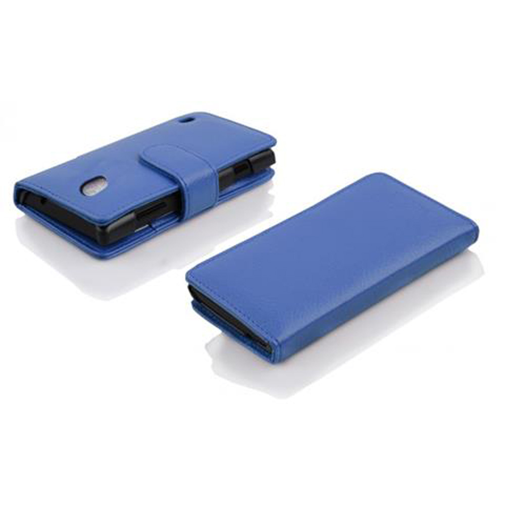 Dos fundas azules para teléfono sobre una superficie blanca. Una está abierta con un teléfono negro dentro, la otra está cerrada.