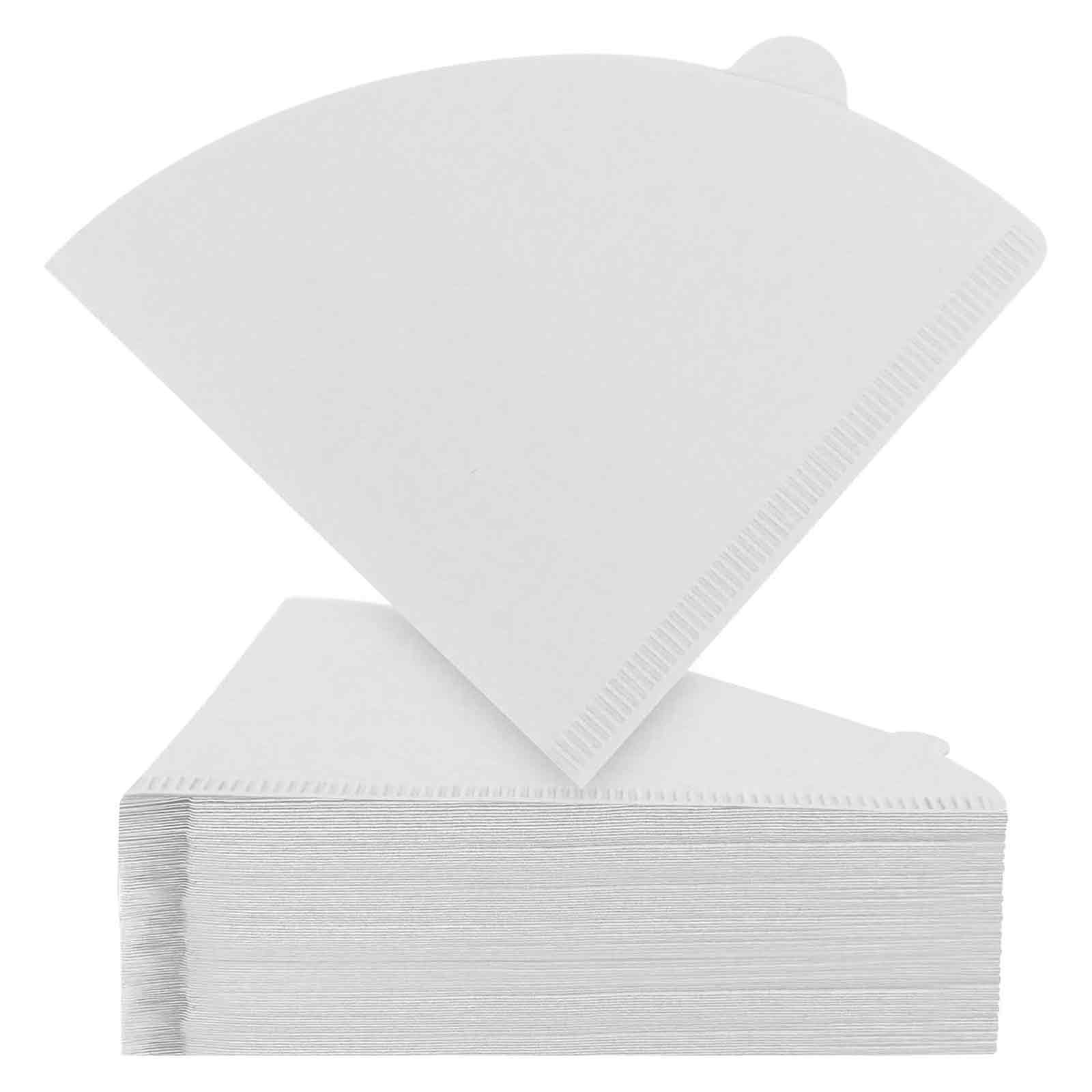 Ein Stapel weißer Papier-Kaffeefilter, mit einem Filter oben. Die Filter haben eine V-Form.