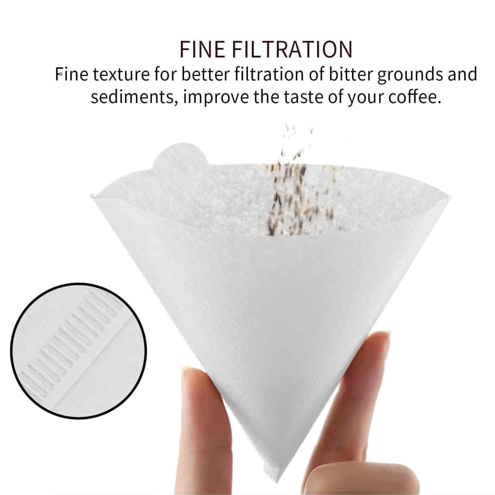 Ein weißer Kaffeefilter wird gehalten, Kaffeepulver fällt hinein. Feine Textur für bessere Filtration.