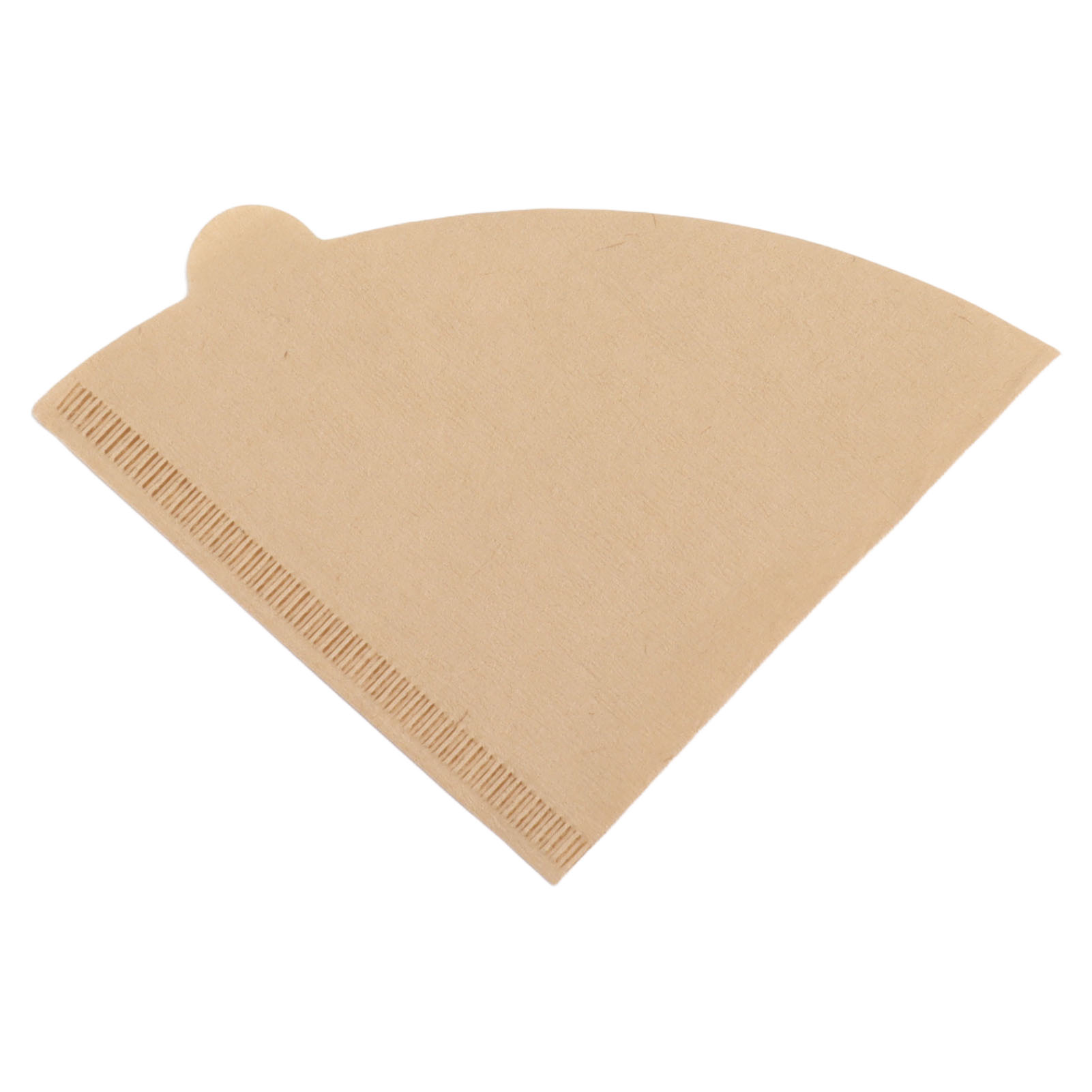 Ein hellbrauner, gefalteter Papierkaffeefilter mit geriffelter Kante und abgerundeter Oberseite vor weißem Hintergrund.