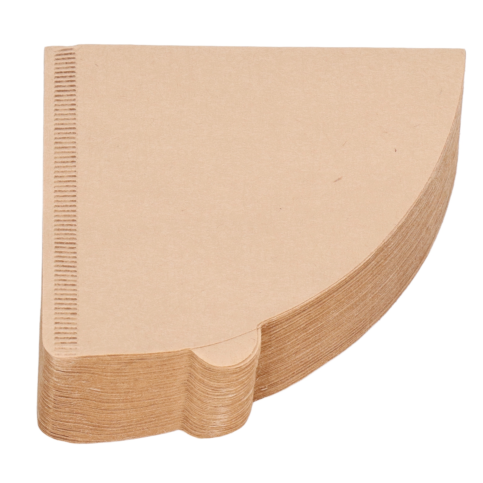 Ein Stapel hellbrauner Kaffeefilter, fächerförmig angeordnet, isoliert auf weißem Hintergrund.