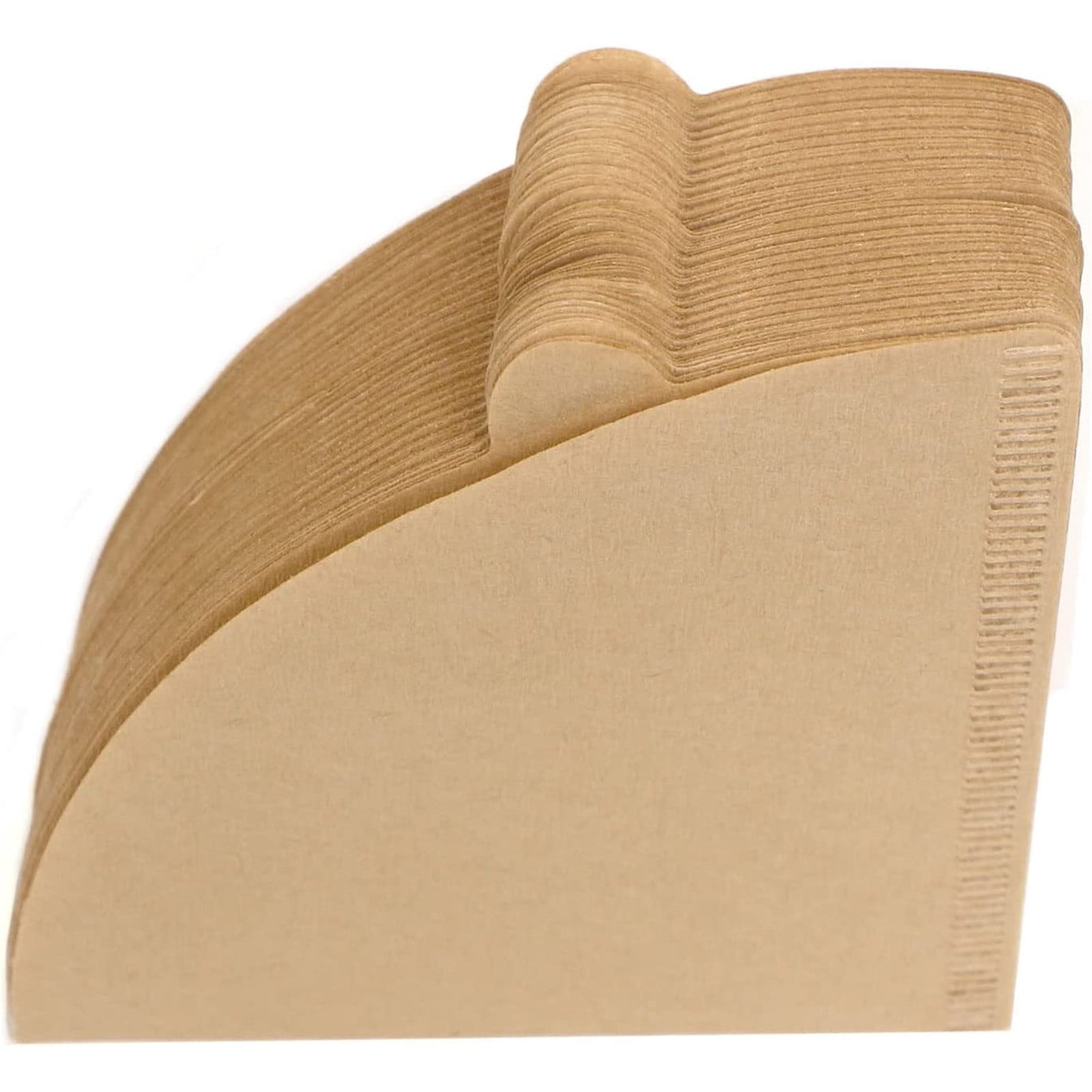 Ein Stapel hellbrauner Papier-Kaffeefilter mit gebogener Form auf weißem Hintergrund.