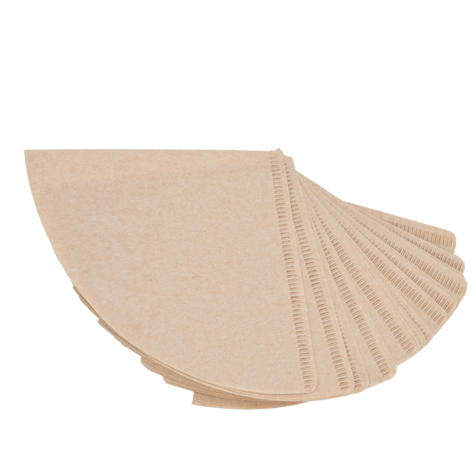 Ein Stapel hellbrauner, halbkreisförmiger Papier-Kaffeefilter, die sich vor weißem Hintergrund auffächern.
